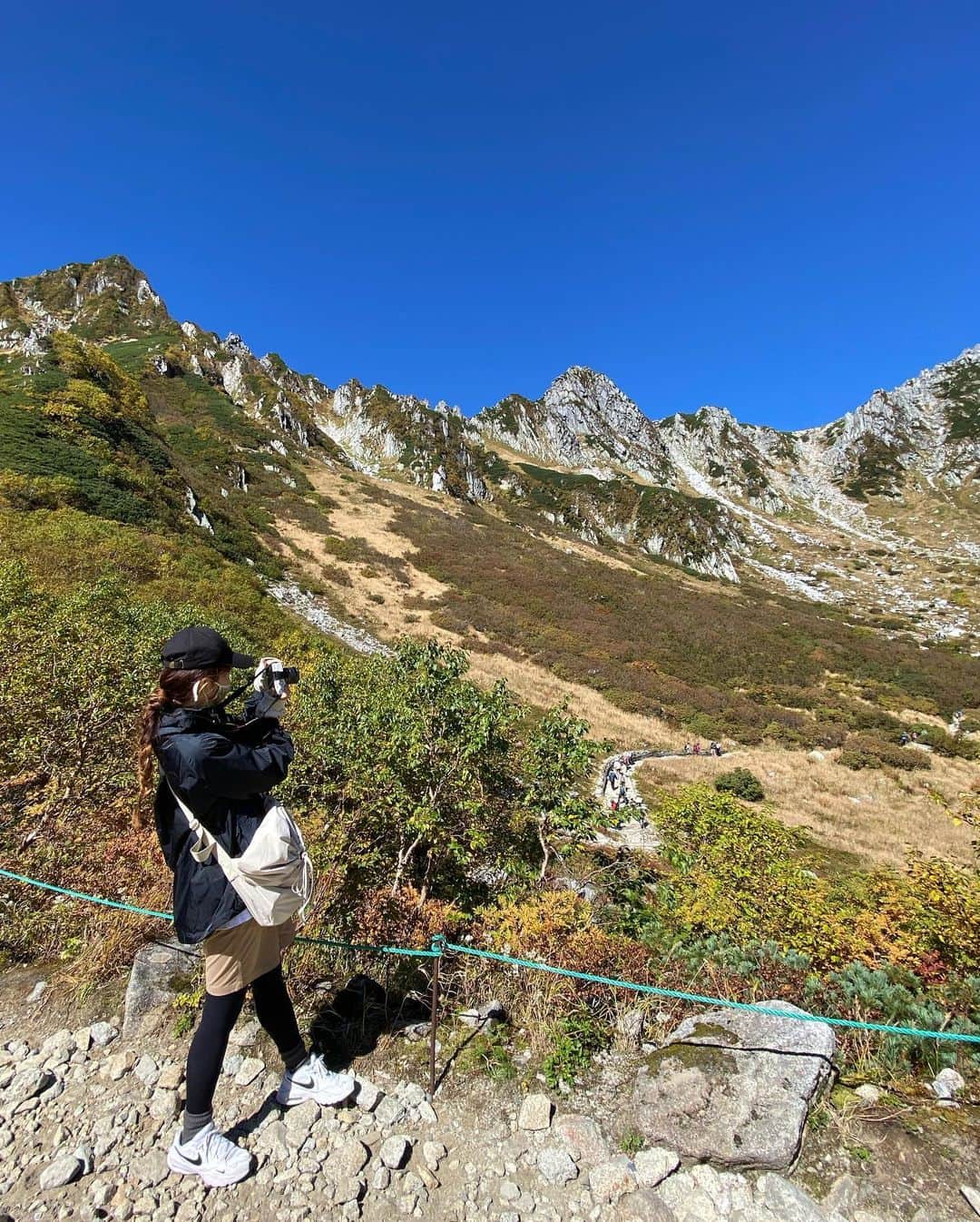 manamisotayutaさんのインスタグラム写真 - (manamisotayutaInstagram)「GWだぁー! 私は1日2日は仕事だけど。 9連休の方もいるのかなー♪  暖かくなってきたし、山⛰️に行きたいなぁ! 写真は秋に行った 中央アルプス駒ヶ岳 @chuo_alps.komagatakeropeway  ⛰️  山頂の千畳敷に4/20 2612テラス "SO•RA•TO•KI" がopenしたよー✨ テラスで絶景を見ながらのカフェ最高だろうな♪ 早く行きたいーっっ!  GWにもおすすめのお出かけスポット! 今はまだ雪も残ってて、また違った景色だろうなぁ✨  pic4.5はおしゃれなopen記念の手ぬぐいとビクトリノックス♡  #中央アルプス駒ヶ岳ロープウェイ  #新テラス#絶景テラス #千畳敷カール #千畳敷  #駒ヶ岳#山登り好きな人と繋がりたい  #山登り初心者  #ハイキング#山ガール #紅葉#信州#紅葉スポット  #親子でお出かけ　 #ゴールデンウィーク  #gw旅行」4月28日 17時58分 - manamisotayuta