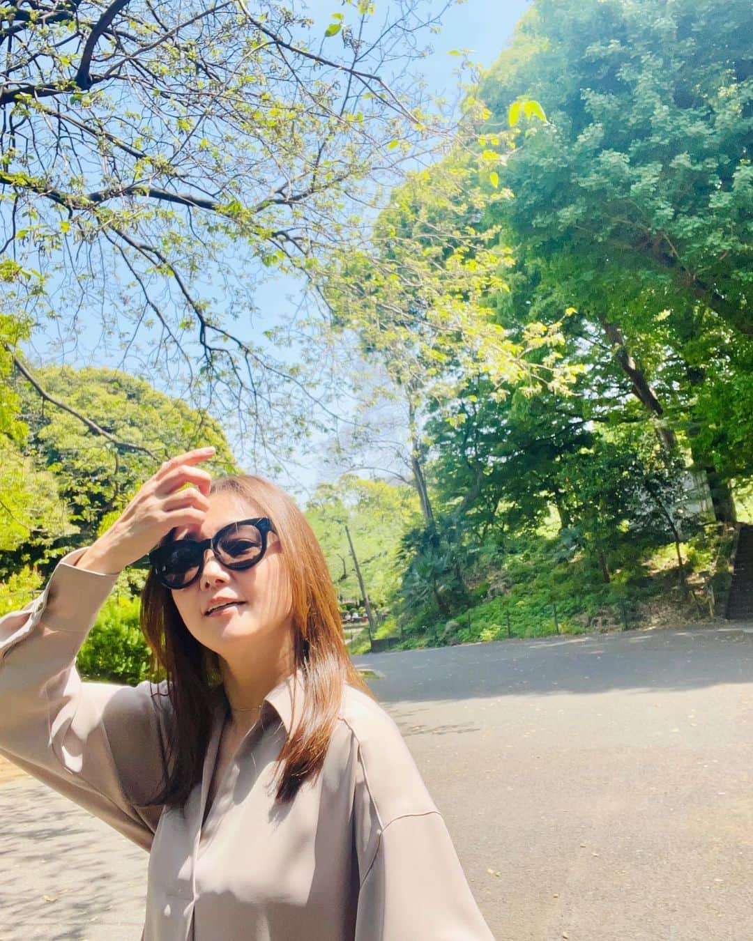 吉永愛さんのインスタグラム写真 - (吉永愛Instagram)「今日は、あちかった💦 桜🌸も好きだけど… 新緑🌳も好き❤️ #お疲れ様でした」4月28日 17時51分 - a.i.yy