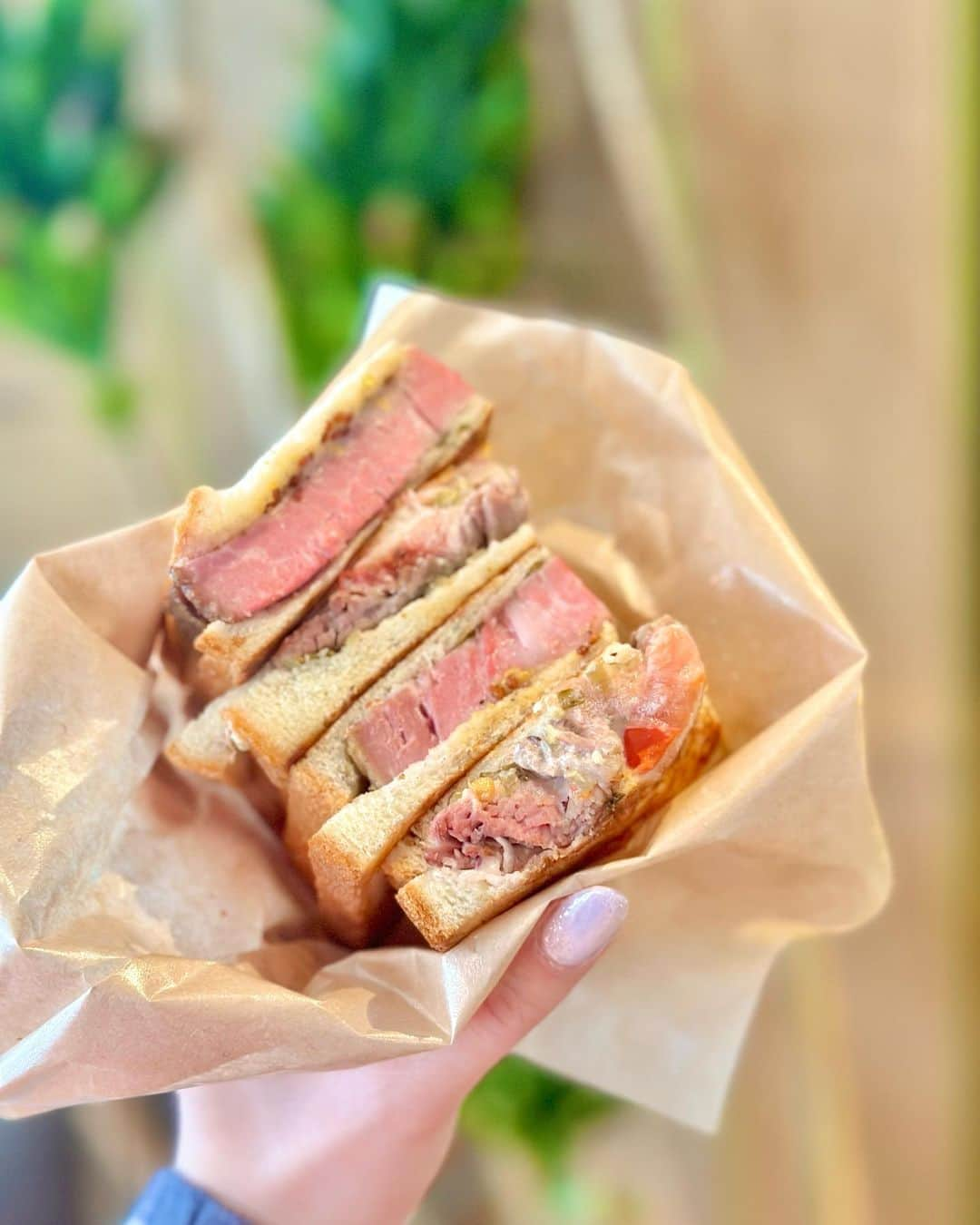 白井佑奈のインスタグラム：「🥪  贅沢サンドイッチ食べたくない？❤️😋    大塚のOMO5の建物にある『Eightdays dinning( @_eightdays )』さんの分厚いサンドイッチを頂いたよ🥰     *☼*―――――*☼*―――――*☼*    頂いたメニュー  ＊厚切りポークサンド  ＊ローストビーフサンド    *☼*―――――*☼*―――――*☼*   どちらもうまうま💕    厚切りポークサンドは脂の乗った豚さんが厚切りでガブッと🐷  マスタードとよく合う🤍    ローストビーフサンドはトマトなど野菜が入ってシャキシャキ！  使われてるソースもめちゃ美味しい❤️    個人的にはローストビーフサンドの方が好きだったかなぁ🤤        スタッフの子はほとんどパティシエ志望らしく、スイーツもオススメらしい🥺✨    特にクッキー最高🍪💗  また食べに行く！！！      ＊＊＊＊＊＊＊＊＊＊  お仕事依頼はDMで💌💭 ＊＊＊＊＊＊＊＊＊＊   プロフィールリンクはこちら👉 @yuna_smile0130      #エイトデイズダイニング#星野リゾート#OMO5#星野リゾートomo5東京大塚#大塚ホテル#大塚駅#大塚グルメ#大塚ビール祭り#ビール祭り#ビール#ぼんご#ぼんごのおにぎり#おにぎり専門店#大塚ゴルフ#大塚カフェ#大塚バー#大塚ランチ#大塚ディナー#サンドイッチ#ローストビーフサンド#ポークサンド#大塚サンドイッチ#大塚スイーツ#eightdays#eightdaysdinning#NFT#nftfes#nfts#otsuka#omo5東京大塚」