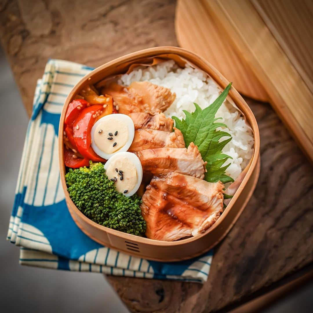 ひとみのインスタグラム：「本番2日前の #バレエ弁当 🩰 久々に送迎の車内でお弁当タイム🚗³₃  体力が持つのか心配… わたしの🤣  ✽鶏ムネチャーシュー ✽パプリカ和風マリネ ✽ブロッコリー ✽うずらの卵  お迎えの時にミニおにぎり持っていくので量もカロリーも控え目に☺️」