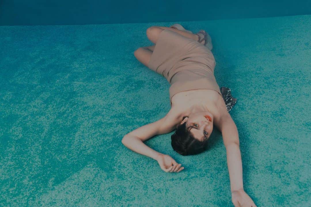 エルエヌシーシーさんのインスタグラム写真 - (エルエヌシーシーInstagram)「IN FOCUS: Max Mara  From the Riviera into the blue, deep dive into an azure horizon   Photography: @jurrga  Talent: @elswright_  H&MUA: @keiatamsin  Ph Assistant: @trud.i」4月28日 17時53分 - thelncc
