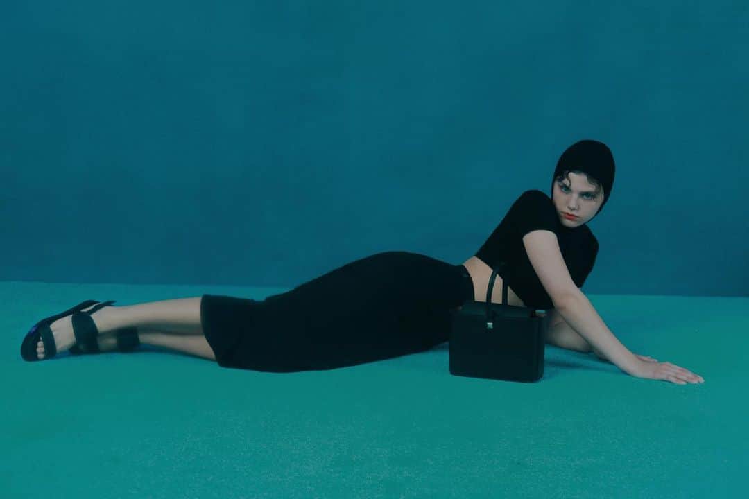 エルエヌシーシーさんのインスタグラム写真 - (エルエヌシーシーInstagram)「IN FOCUS: Max Mara  From the Riviera into the blue, deep dive into an azure horizon   Photography: @jurrga  Talent: @elswright_  H&MUA: @keiatamsin  Ph Assistant: @trud.i」4月28日 17時53分 - thelncc