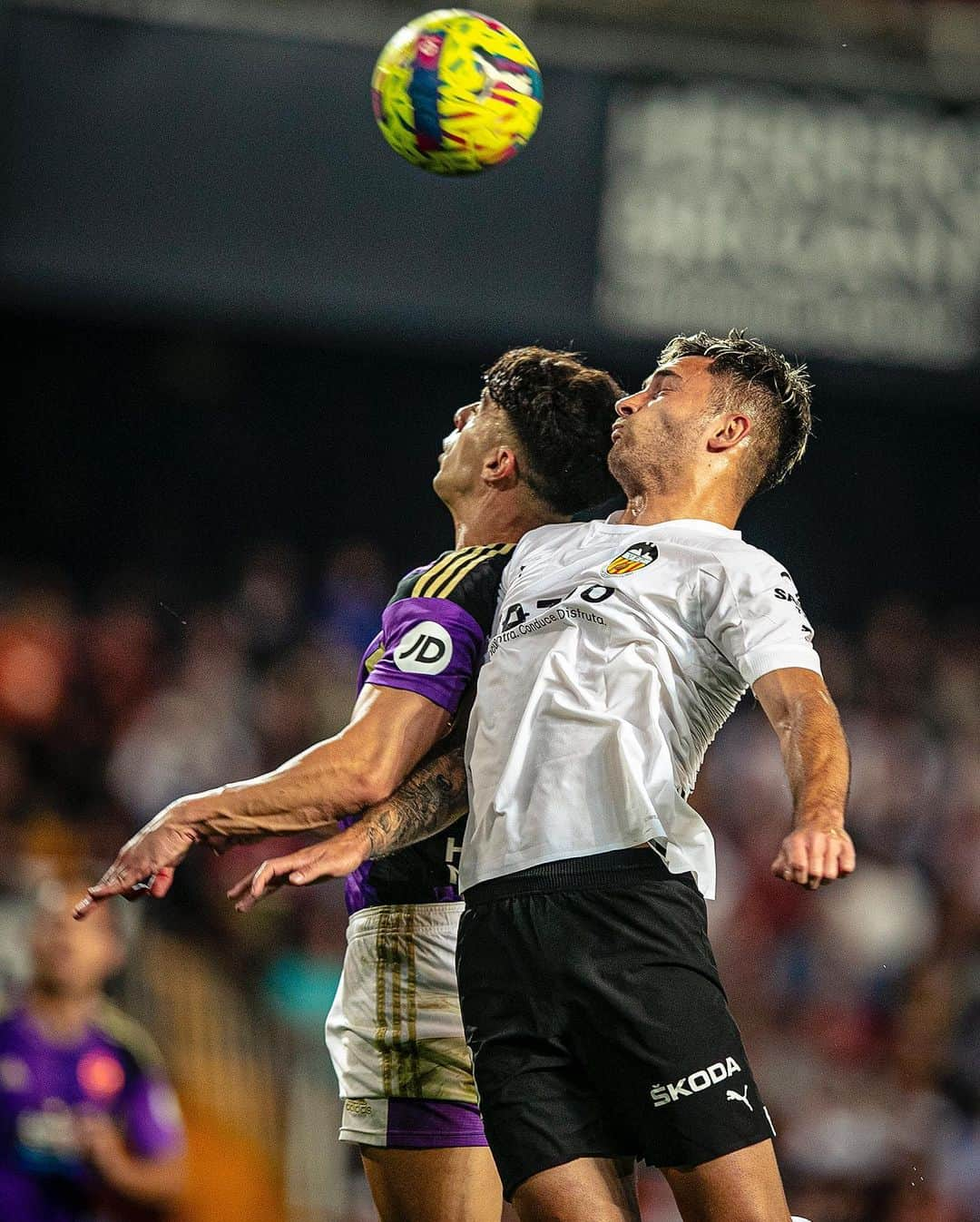 バレンシアCFさんのインスタグラム写真 - (バレンシアCFInstagram)「Y no nos cansamos de ver estas imágenes… 🤩🦇🔝  ¿Habéis dormido, afición?   #ValenciaRealValladolid  #ADNVCF #CORVCF」4月28日 17時54分 - valenciacf