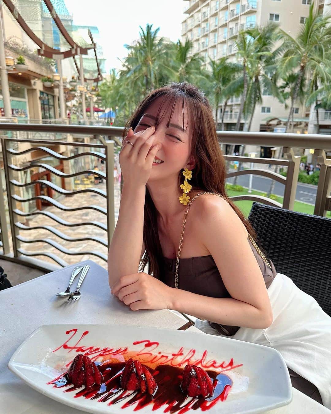 堀尾実咲のインスタグラム：「お仕事のロケ中、撮影が終わってお食事してたら...炎いちごちゃん出てきた🍓  みんながお誕生日お祝いしてくれたよ✨🥹🎂 めちゃくちゃ嬉しかった！！！💖  ありがとうございます✨🥹  #hawaii」