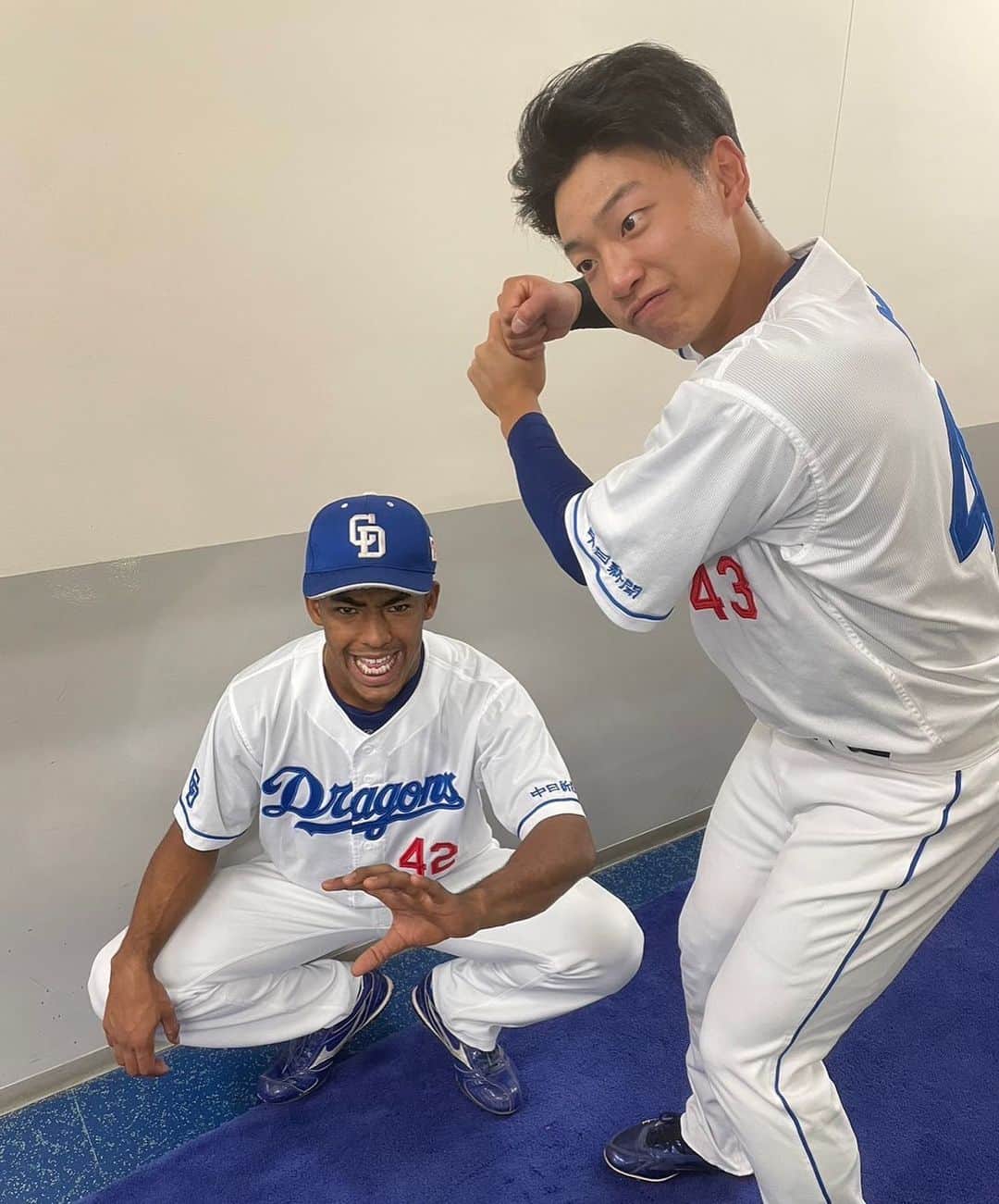 小田幸平のインスタグラム：「昨日マツダスタジアムで🏟プロ初ヒットを同じ日に打ったブライトと大誠⚾️ 今日からバンテリンドームで横浜DeNA戦⚾️ 2人で大声出して今日も頑張れ。 ブライト、大誠本当におめでとう㊗️ #中日#ドラゴンズ#ブライト健太#味谷大誠#マツダスタジアム#広島カープ#プロ初ヒット#バンテリンドーム#横浜denaベイスターズ#はげch」