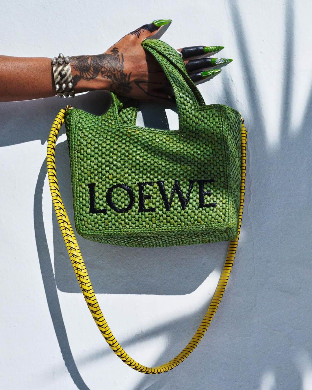 Loeweさんのインスタグラム写真 - (LoeweInstagram)「LOEWE Paula's Ibiza 2023 featuring Karol G  See the collection on loewe.com  For every Iraca basket and LOEWE Font Tote sold, LOEWE will donate 15 euros towards projects for the local communities who hand make them. The donation will help to create a university scholarship program for the children of the artisans in Nariño, Colombia and build a craft training school in Antananarivo, Madagascar.  #LOEWE #LOEWEpaulas」4月28日 18時07分 - loewe