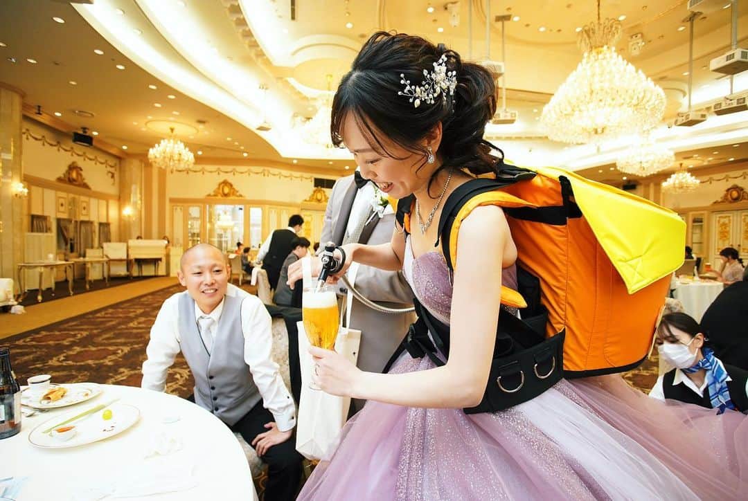 マリエカリヨン名古屋のインスタグラム：「@marieecarillon . 某ドームでの売り子経験を活かして ご新婦様自らビールサーブ🍺 さすが注ぎ方がお上手で 美味しそうなビールが振る舞われました😊 . ▼ブライダルフェアは インスタのTOPからご予約が出来ます⚐ ＞＞＞ @marieecarillon . マリエカリヨン名古屋では、 お客様の安心安全を考慮して、 業界のガイドラインに沿って、 感染症対策を行ったうえで、 営業を行っております。 オンラインでのご相談も受け付けておりますので、 お気軽にお問合せ下さい。 . ------------------ . @marieecarillonをフォローして #マリエカリヨン #マリエカリヨン名古屋 のハッシュタグをつけて お写真を投稿してみてくださいね✳︎ . こちらの公式IG（@marieecarillon） で取り上げさせていただきます♡ . #式場見学 #プレ花嫁 #結婚式準備 #プロポーズされました #入籍 #婚約 #ブライダルフェア #名古屋結婚式 #愛知プレ花嫁 #ウェディングレポ  #大聖堂  #大人可愛い #卒花しました #式場迷子 #披露宴会場  #式場選び #日本中の花嫁さんと繋がりたい #東海花嫁 #名古屋花嫁 #mydress #nagoya  #weddingdress #weddingparty #結婚式演出  #生ビールで乾杯  #ビールサーブラウンド」