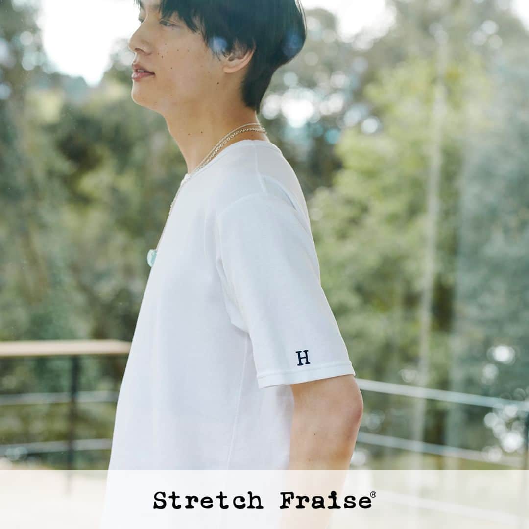 のインスタグラム：「オールシーズン活躍する HOLLYWOOD RANCH MARKET の定番カットソー、STRETCH FRAISE。 刺繍のデザインやシルエットが一新されたニューモデルが新登場。 シルエットはゆったりとしたフィットのセットインスリーブで、身幅にゆとりを持たせた形になっています。  詳細は @seilin_official ストーリーズハイライト"FEATURE" または、SEILIN ONLINE SHOPよりご覧いただけます。 https://www.hrm-eshop.com/shop/pages/stretch_fraise.aspx  ------------------------------- (Dear international customers) We offer international shipments. Please visit SEILIN ONLINE SHOP to make purchases. -------------------------------  #hollywoodranchmaket #ハリウッドランチマーケット #聖林公司 #seilin #ストレッチフライス #stretchfraise」