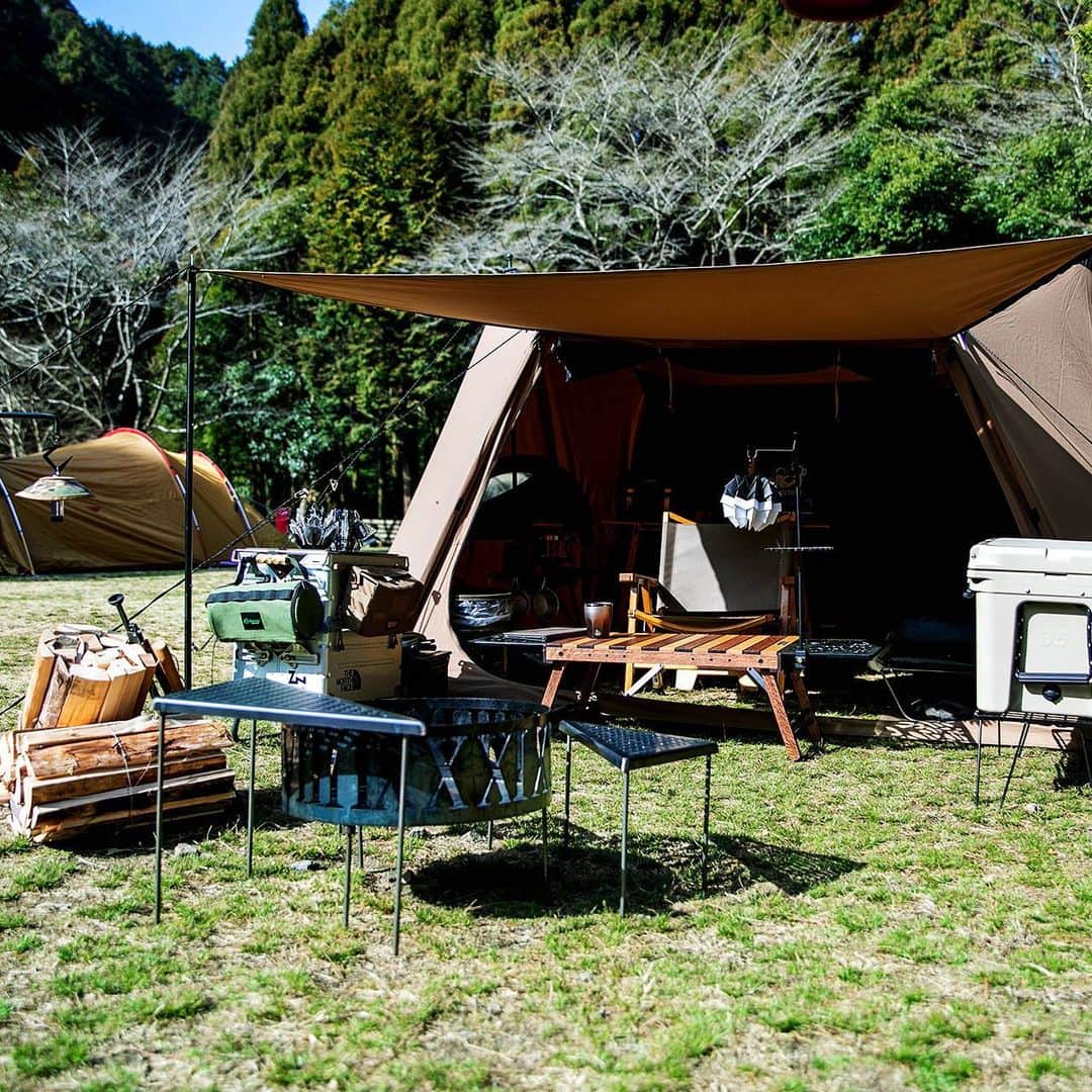 キャンプ情報サイト［ランタン］のインスタグラム：「CAMP SMILE STYLE ／ 静かなキャンプサイトで休日を過ごす。 ソロスタイルのレイアウトを考えながら設営するのが楽しみ ＼ いろんなキャンパーのキャンプスタイルを現地取材と一般キャンパーからの投稿で数多く掲載してます。 . . 詳しくは @lantern.camp webサイトをご覧ください . . #camp #camping #camplife #outdoor #travel #trip #lantern_smile #キャンプ #キャンプ用品 #アウトドア #テント #自然 #旅行 #キャンプ初心者 #キャンプ好きな人と繋がりたい #アウトドア好きな人と繋がりたい #camper #外遊び #キャンプスタイル #かぶとの森テラス #ソロキャンプ #ソロキャン #BLACKDESIGN #ブラックデザイン #焚き火台」