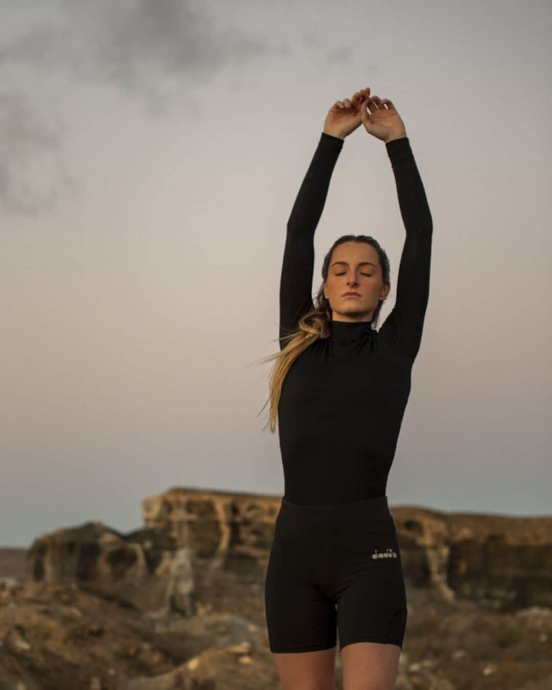 ディアドラのインスタグラム：「EMMA  “I'm not your average runner. Every day, I crave new paths and new adventures. The same old route just won't do. If I had to pick my favorite places to train, it's the winding trails of my mountains and the deserted bike paths at dawn or dusk.”  @emmasensoli x #squadradicorsa   #diadora #diadorarunning」