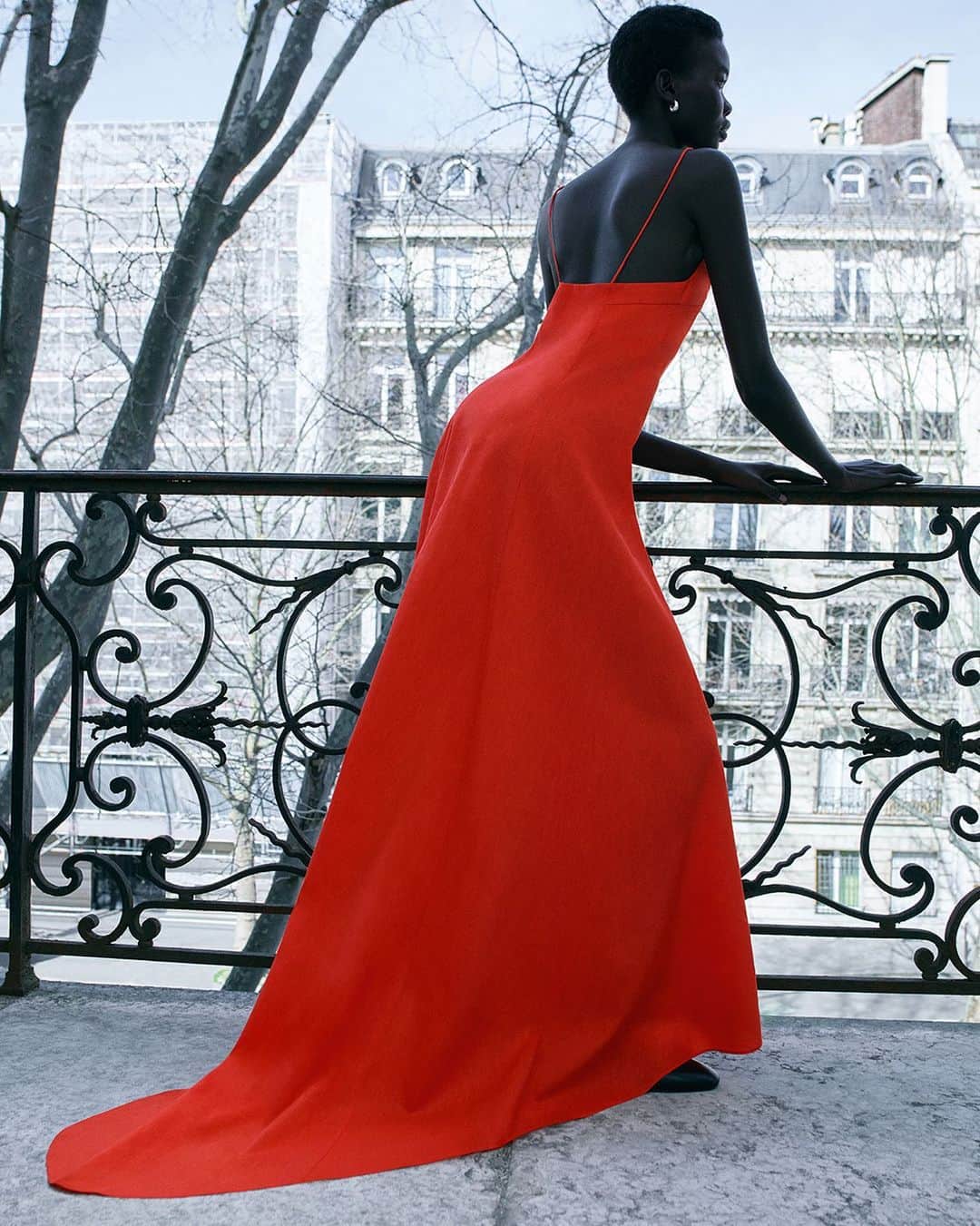コスさんのインスタグラム写真 - (コスInstagram)「Introducing ​ COS ATELIER​ Spring Summer 2023​  A striking scarlet slip dress for evening.」4月28日 18時02分 - cosstores