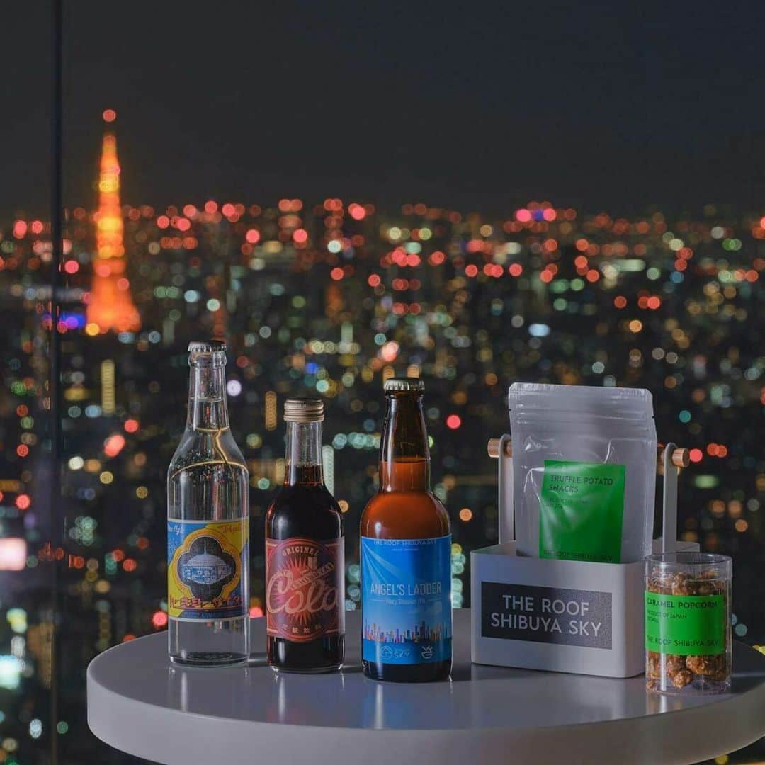 オズモール編集部さんのインスタグラム写真 - (オズモール編集部Instagram)「＼本日オープン！東京の夜景を見下ろしながら、音楽にのってお酒をたしなむ大人時間を🍸／  4月28日（金）、渋谷スクランブルスクエアの屋上にある展望施設SHIBUYA SKYにルーフトップバー「THE ROOF SHIBUYA SKY（ザ・ルーフ 渋谷スカイ）」がオープン！ 地上47階、高さ229mから見渡す景色は絶景。 東京の高層ビルのきらめきを眺めながら、お酒とスナックをたしなむ時間にうっとり❤  🍺写真映え間違いなし！ここでしか飲めないビール 一押しは、代々木にあるブルワリーY.Y.G. Breweryが用意した2つのオリジナルビール。 ここでしか味わえない、写真映えするビールを試してみて。  「ANGEL’S LADDER-Hazy Session IPA-」 5種類のホップをふんだんに使用した軽やかなボディで、トロピカルフルーツが感じられる。  「MAGIC HOUR-Pale Ale-」 柑橘系の苦味のあるバタフライピーを使用した紫色のビール。レモン果汁をたらすと、トーンが明るくなるような色の変化があるかも？🦋  ほかにもシャンパンや、シブヤコーラなどのソフトドリンクの用意も豊富。 トリュフ味のポテトスナックやキャラメルポップコーンなど、お酒がすすむおしゃれなスナックも🍿  🎫事前予約でソファ席を確保 購入ページからセットチケットを購入すると、広々としたソファ席の予約が可能。 SHIBUYA SKYの入場券とソファ席（50分）のセットに合わせる、好きなセットを選んで。 ・シャンパン（ミニボトル）1本とスナック1つ（5900円） ・ドリンク2杯とスナック2つ（4900円）  ※チケットは2名から販売  詳細は「ザ・ルーフ 渋谷スカイ」で検索🔍  ・・・・・・・・・・・・・・・・・・・・・・・・・ @ozmall_editors @shibuya_scramble_square #オズモール #ozmall #SHIBUYASKY #ルーフトップバー #THEROOFSHIBUYASKY #ザルーフ渋谷スカイ # Y.Y.G. Brewery #ビール #シャンパン #デートスポット #渋谷デート #夜景 #渋谷 #渋谷スクランブルスクエア」4月28日 18時04分 - ozmall_editors