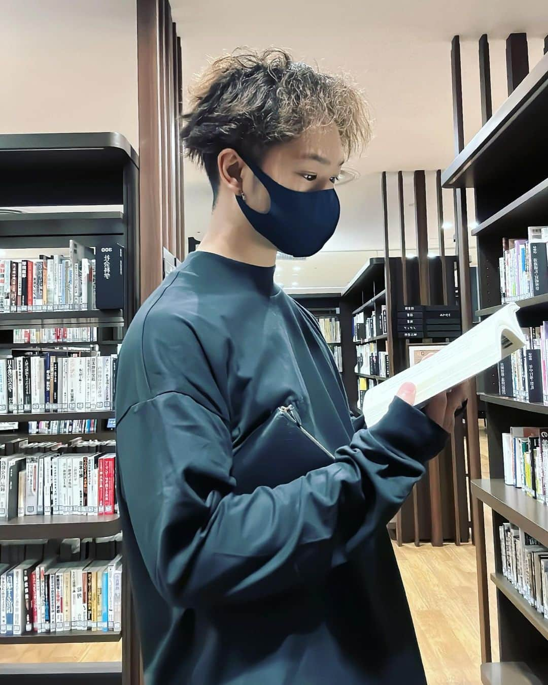 増山祥太さんのインスタグラム写真 - (増山祥太Instagram)「毎日図書館で仕事で良い(そんな訳いかんか) もっと色々インプットしたい！  将来LEDビジョン沢山使ったバーチャル図書館andカフェみたいなのもやりたいなぁ。 本棚と植物と映像に囲まれた近未来図書館みたいな。 本の広告や訴求もできるし、仕事や作業、勉強しに来る中で、 リラックスできるBGMに映像流したり  子供たちや親子が訪れるような、絵本のバーチャル図書館的な 図書館の中にオシャレなカフェ、美男美女のスタッフ 営業時間は23時まで Wi-Fiもあってコンセントもさせて  あ、でも稼働率考えたら長く居座られても困るな。笑  子犬や猫放し飼いもよいなぁ  あ、でも飼育と管理大変だし勉強集中できないか。笑  #図書館　#library」4月28日 18時03分 - shota_mas