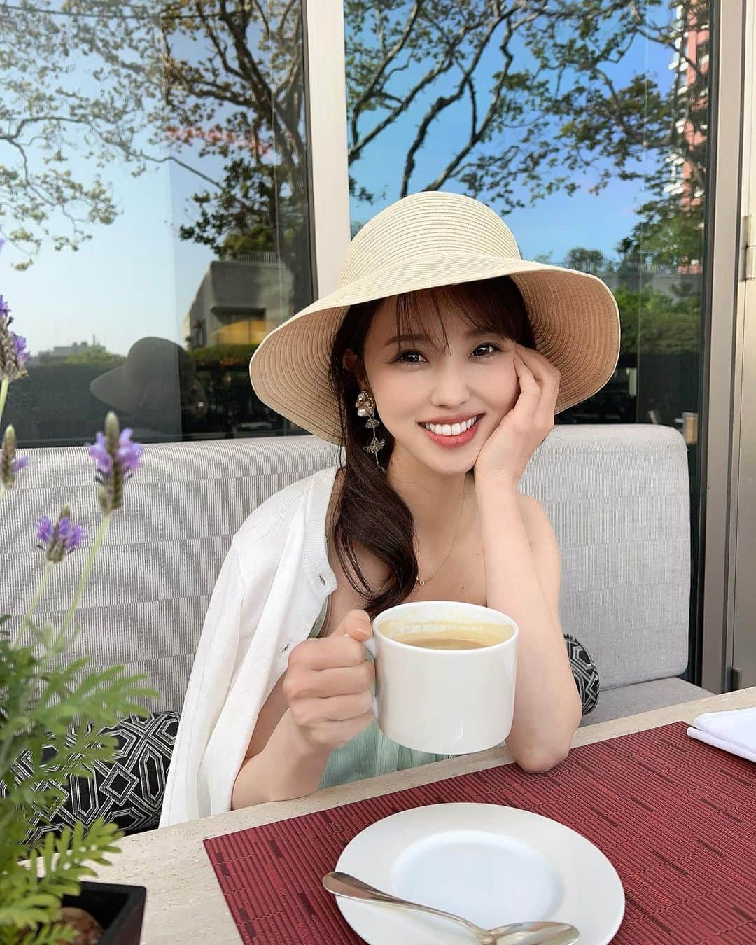 垰智子さんのインスタグラム写真 - (垰智子Instagram)「昨日から夏日到来でウキウキ🌞 . 定例の @sbeautyclinic でシミケアとたるみケアをしてもらったよ✨ . 日々、重力でたるんでくるほっぺにくるくると あててもらいながらケアしてもらうの🤍 . これから紫外線が強くなる季節だから とにかく日焼け対策に力を入れねば😤 . 美容は1日にしてならずだから、 コツコツがんばろっ😊 . . @dr.y.yumi  #sbeautyclinic #エスビューティークリニック #渋谷 #アンチエイジング #レーザートーニング #肌ケア #美容 #beauty #beautyclinic #shibuya #渋谷美容クリニック #beautysalon #バンキッシュ」4月28日 18時03分 - taotao_tomo