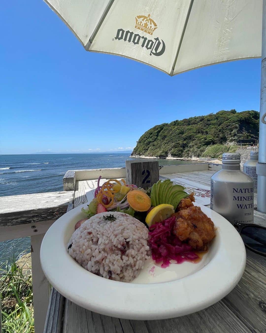 指出瑞貴さんのインスタグラム写真 - (指出瑞貴Instagram)「🌞⛱️🌈🧁🌴🌙🚗 Morning yoga ▷ Great lunch by beachside.   ドライブ大好き！お天気のいい日だったので癒されたなぁ♡ インナーカラーは期間限定だったのでもう終わりだけど、素敵な色に染めてくれた @ryusuke_yoshioka  前髪も可愛いいつもありがとうです🩵🩵💜」4月28日 18時04分 - sashidemizuki