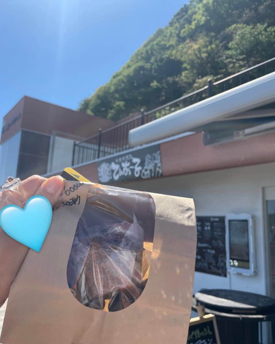 指出瑞貴さんのインスタグラム写真 - (指出瑞貴Instagram)「🌞⛱️🌈🧁🌴🌙🚗 Morning yoga ▷ Great lunch by beachside.   ドライブ大好き！お天気のいい日だったので癒されたなぁ♡ インナーカラーは期間限定だったのでもう終わりだけど、素敵な色に染めてくれた @ryusuke_yoshioka  前髪も可愛いいつもありがとうです🩵🩵💜」4月28日 18時04分 - sashidemizuki