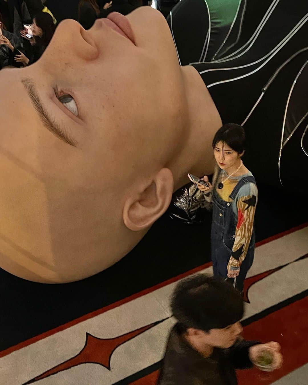 ネオンムーンさんのインスタグラム写真 - (ネオンムーンInstagram)「젠몬나잇🖤 너무너무 근사한 이번 컬렉션과 모공까지 살아 있는 걸리버님(?)!  셀카 찍는 카메라가 3단 고음 마냥 올라가••• #GENTLEMONSTER #GENTLEMONSTER_BOLDcollection」4月28日 18時04分 - neon__moon