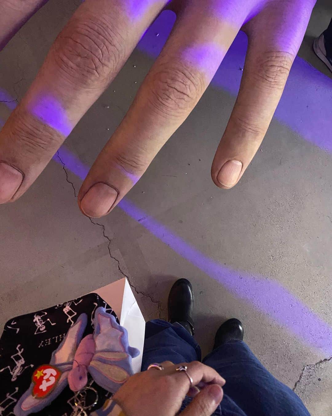 ネオンムーンさんのインスタグラム写真 - (ネオンムーンInstagram)「젠몬나잇🖤 너무너무 근사한 이번 컬렉션과 모공까지 살아 있는 걸리버님(?)!  셀카 찍는 카메라가 3단 고음 마냥 올라가••• #GENTLEMONSTER #GENTLEMONSTER_BOLDcollection」4月28日 18時04分 - neon__moon