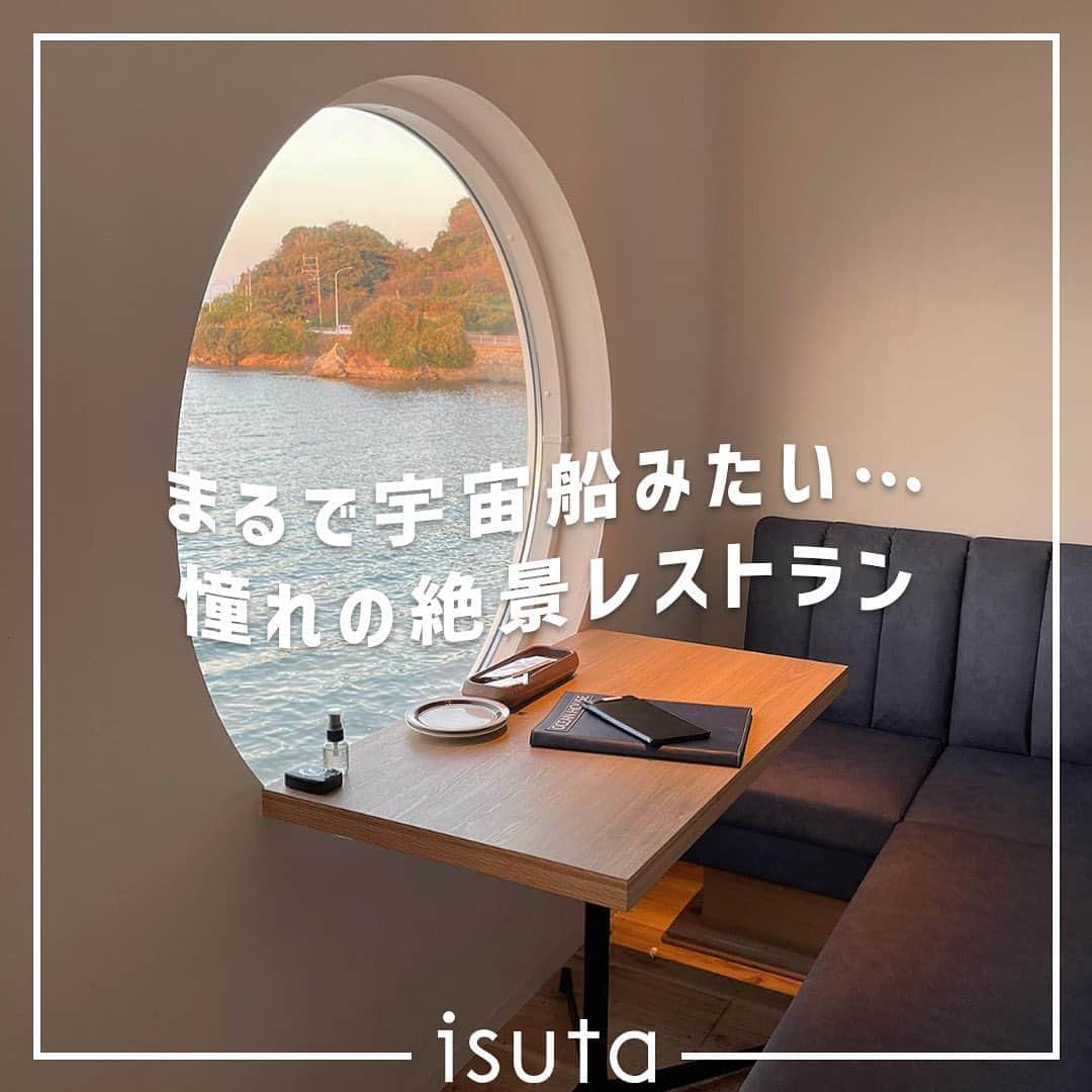 isutaさんのインスタグラム写真 - (isutaInstagram)「ここ福岡なの？まるで宇宙船みたい…🌎  福岡・天神から車で約20分。  海沿いに建つ「OCEAN HOUSE オーシャンハウス」は、180度のオーシャンビューを楽しめる絶景レストランだよ✨  ゆったりとした時間が流れるおしゃれなレストランは、デートや誕生日などの特別な日にぴったり。  特に円窓がついた席が人気で、宇宙船のような丸い窓から海の景色が望める特等席！  次の福岡旅行は、ぜひ絶景レストランで至福の時間を堪能してね。  @ocean.house_fukuoka  [OCEAN HOUSE オーシャンハウス] 住所：福岡県福岡市西区今宿青木1119-1 カリフォルニアBBQビーチ敷地 営業時間：【平日】ランチ11:30～15:00、カフェ15:00～17:00、ディナー17:00～21:30／【土日祝】11:00～15:00、カフェ15:00～17:00、ディナー17:00～22:00  photo by  @_____mii7 @521_weekend  ✄-----------------------✄  姉妹アカウント @i_am_isuta も更新中  isuta編集部の日常のひとコマや 取材の最新レポを発信しているよ✍️˖°  ほかにも、エディターが気になる カフェやファッション、コスメをご紹介.・* ぜひフォローしてね🕊️  ✄-----------------------✄  #isuta #isuta_trip #isutacafe  #イスタ #福岡グルメ #福岡観光 #福岡  #福岡カフェ #福岡ランチ #福岡旅行  #福岡スイーツ #福岡レストラン  #オーシャンハウス #oceanhouse  #絶景レストラン #絶景スポット #絶景カフェ  #ビーチレストラン #海沿いカフェ  #海沿いレストラン #カリフォルニアbbq  #おしゃれさんと繋がりたい #お洒落さんと繋がりたい  #誕生日サプライズ #誕生日プレート  #記念日ディナー #記念日デート #記念日  #誕生日ディナー #誕生日会」4月28日 18時05分 - isuta_jp