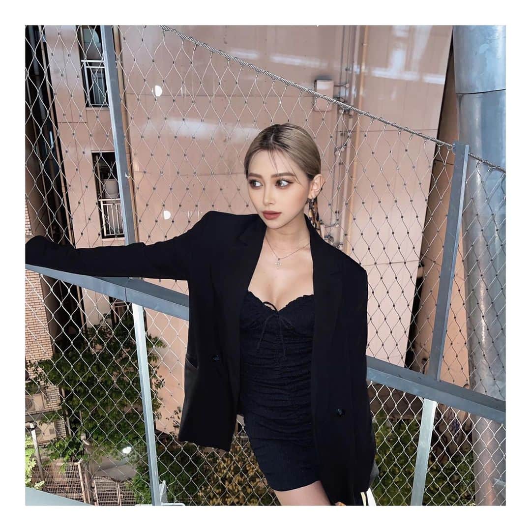 松葉愛海のインスタグラム：「暗いところで鬼フラッシュしてRemini加工が1番盛れるから皆んな試して？🧐  ・ ・  先日赤尾先生の所で メンテナンスしに行ってきた🎶  赤尾先生は二重手術の指名数&口コミ評価 ナンバー1で慶應医学部とハーバード大学医学部出身なんだよ🔍✨  夏に向けて美意識最強に上がってる🔥  @sbc_akao 先生有難う御座いました👨🏼‍⚕️  #湘南美容クリニック #美容 #美肌 #美意識 #美容整形 #美容垢 #整形 #美容好きな人と繋がりたい #クイックコスメティークダブルneo #クイックコスメティークトリプル #二重整形 #埋没法」