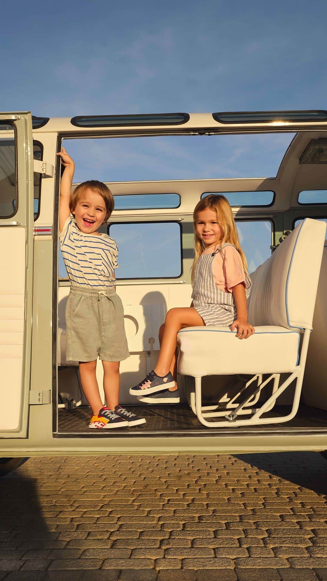 ジェオックスのインスタグラム：「Who’s up for a great road trip? Make it even more fun with these sneakers!     #geox #geoxshoes #geoxkids #WellbeingToEnjoy」