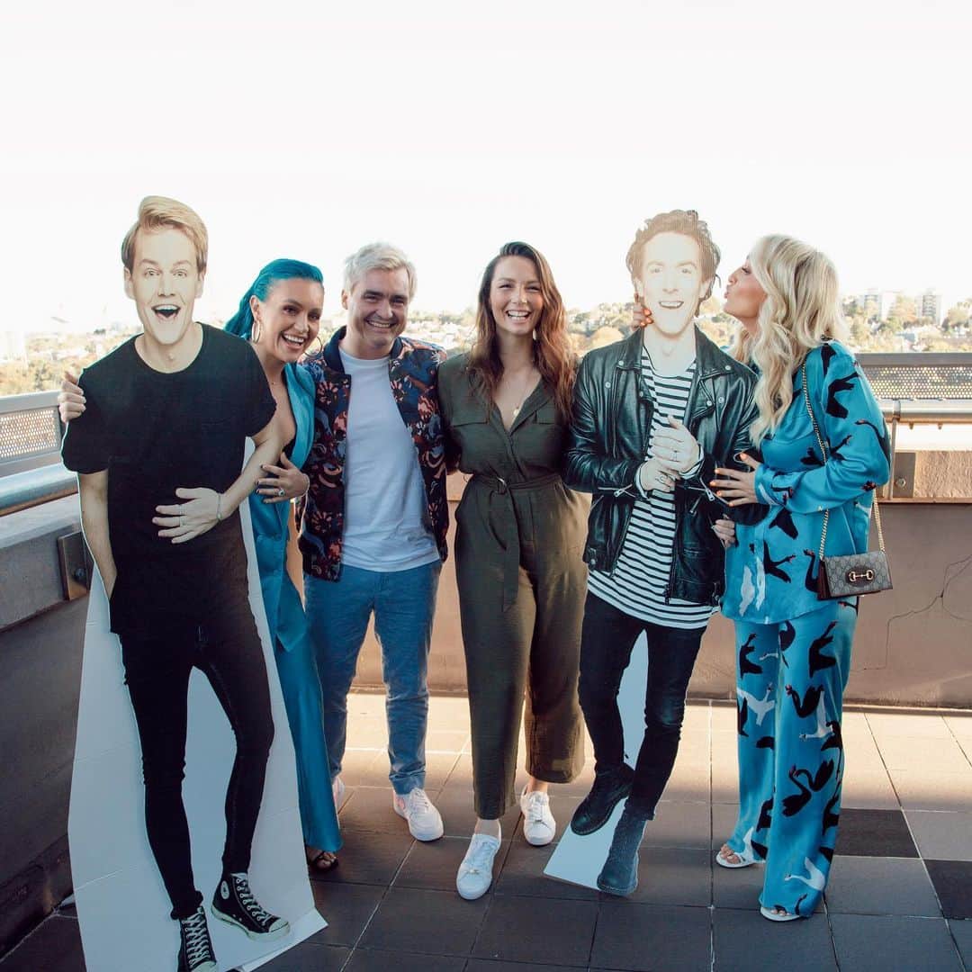 シェパードのインスタグラム：「So good to catch up with @therickilee and @joelcreasey @tblack81 cardboard cutouts 😂🫶🏼」