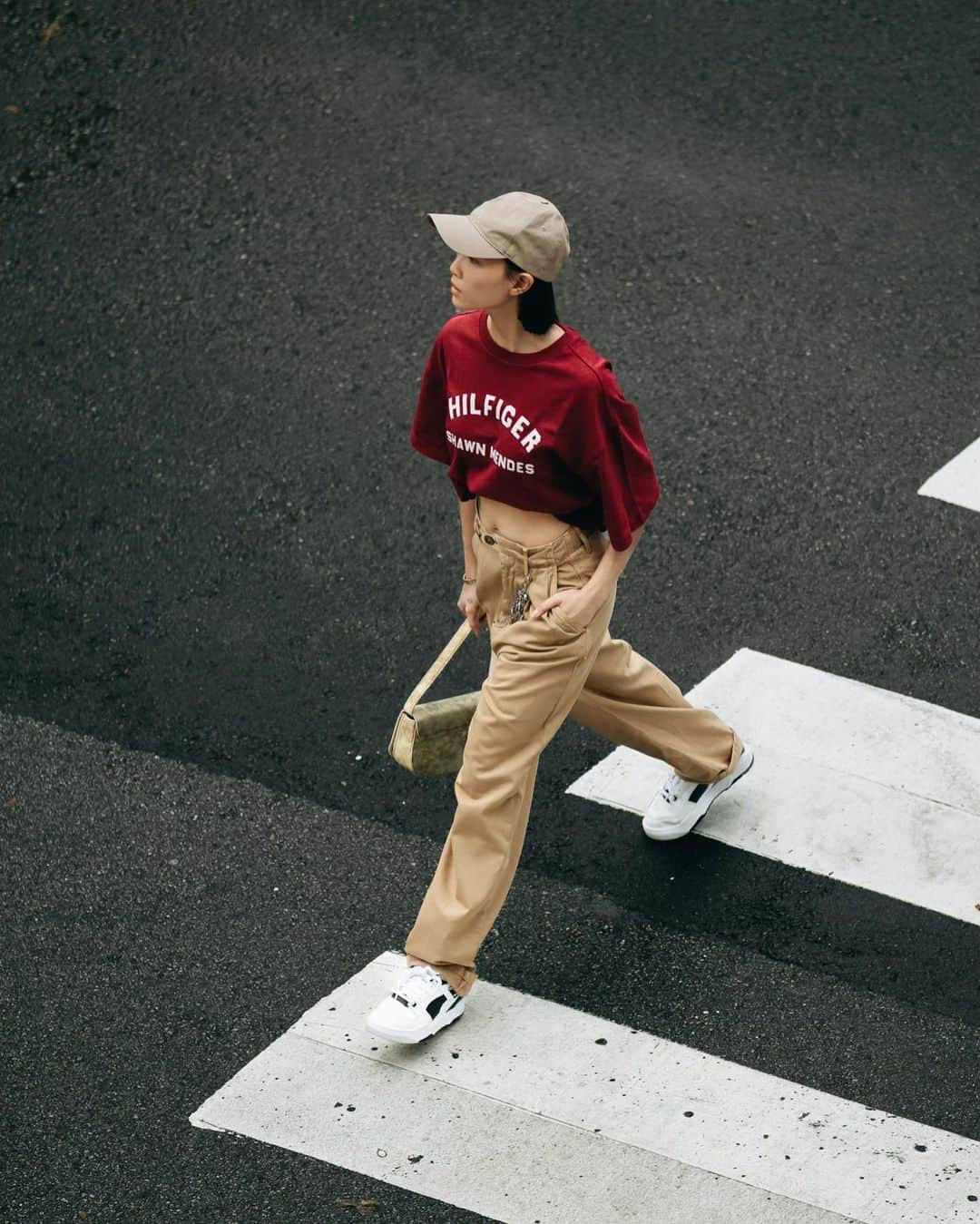 ソニアさんのインスタグラム写真 - (ソニアInstagram)「My off-duty look with @TommyHilfiger ❣️ When I’m not in the studio for my show or shoots, I’m running around for fittings, meetings and the occasional solo coffee sesh to decompress and read a good book! I’m living in these pants now btw…  #TommyHilfiger #ClassicsReborn #TommyXShawn @TommyHilfiger @shawnmendes」4月28日 18時09分 - soniachew