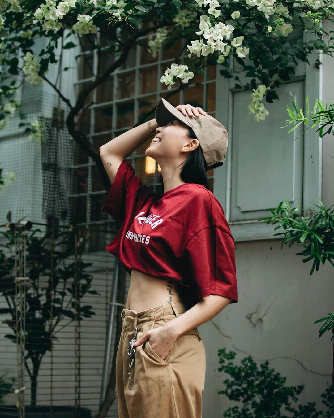 ソニアさんのインスタグラム写真 - (ソニアInstagram)「My off-duty look with @TommyHilfiger ❣️ When I’m not in the studio for my show or shoots, I’m running around for fittings, meetings and the occasional solo coffee sesh to decompress and read a good book! I’m living in these pants now btw…  #TommyHilfiger #ClassicsReborn #TommyXShawn @TommyHilfiger @shawnmendes」4月28日 18時09分 - soniachew