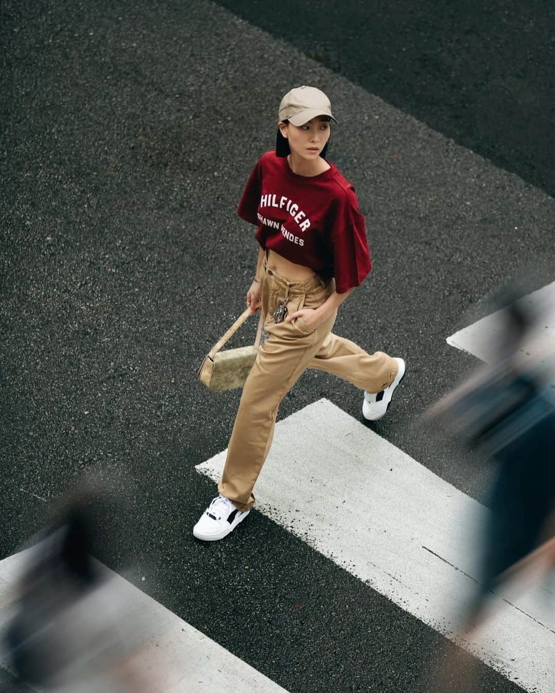 ソニアのインスタグラム：「My off-duty look with @TommyHilfiger ❣️ When I’m not in the studio for my show or shoots, I’m running around for fittings, meetings and the occasional solo coffee sesh to decompress and read a good book! I’m living in these pants now btw…  #TommyHilfiger #ClassicsReborn #TommyXShawn @TommyHilfiger @shawnmendes」