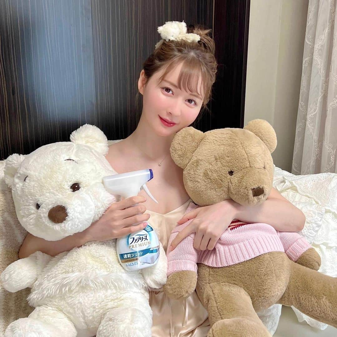 ayakoのインスタグラム：「しゅーーーっ🫧✨ 肌寒いときに羽織るルームウェアは毎日洗うと傷むし大きくて洗濯機の中でかさばるので、ファブリーズ速乾ジェットでしゅーしてます☺️ 電気代の節約にもなってよい💕  あとわたしはぬいぐるみにも使ってます❣️ ぬいぐるみはクリーニングに出すととても高いのでなるべく回数を減らしたい🥹のでファブリーズ速乾ジェットでこまめに綺麗にしてます🐻🐻🐻  ライフハック〜✨ 香りもさわやかないい香りで乾きやすいので、寝る前にしゅしゅっとベッドにも使えて万能アイテムお気に入り💕🥰  ※特定の菌・条件下で試験。全ての菌に同様の効果が得られるものではありません。 ※ファブリーズ内の製品で比べた実験、検証に基づく。  #PR #ファブリーズ #ファブリーズ速乾ジェット #ベストバイ #時短家事  #暮らしの知恵 #時短 #ライフハック #電気代 @febrezejp」