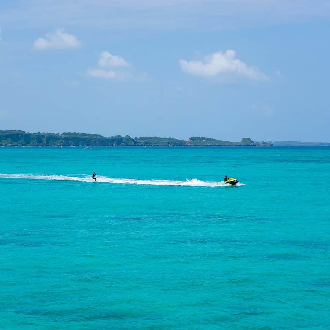 ホテルムーンビーチさんのインスタグラム写真 - (ホテルムーンビーチInstagram)「4月24日、ビーチ沖合でのウェイクボード。 お客様が青い海を滑るように疾走されていました。 皆さまもムーンビーチでマリンアクティビティを体験してみませんか？ Wake board April 24,2023  #ザムーンビーチミュージアムリゾート #ムーンビーチ #リゾート #沖縄 #沖縄観光 #沖縄ビーチ #沖縄旅行 #恩納村 #沖縄好き #沖縄好きな人と繋がりたい #旅行好きな人と繋がりたい #リゾート好きな人と繋がりたい #旅行 #japan #okinawa #themoonbeachmuseumresort #okinawabeach #okinawatrip #onnason #visitjapanjp #hotelmoonbeach #moonbeach」4月28日 18時11分 - themoonbeachmuseumresort