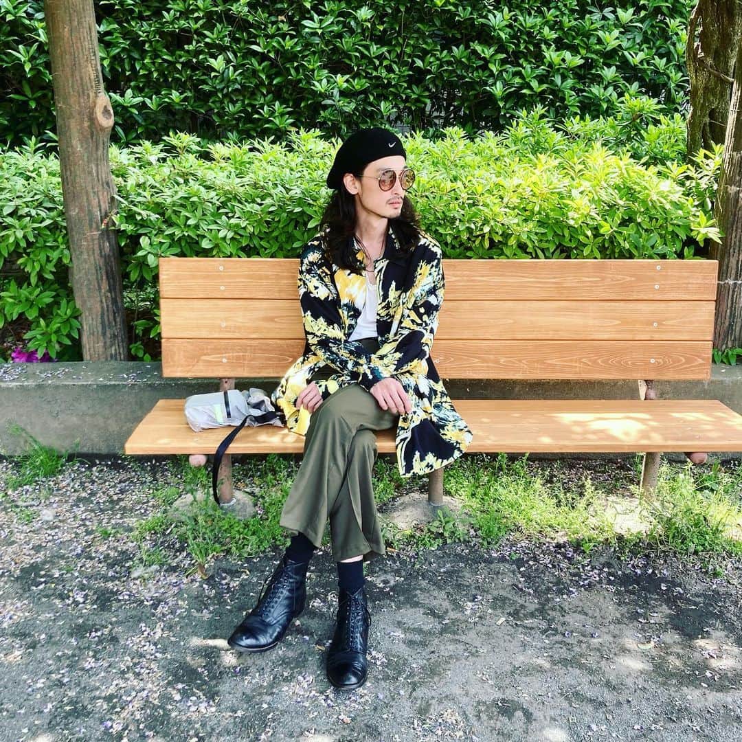 君嶋麻耶のインスタグラム：「. スカしこいていますが 右斜め上を飛んでいる虫に 細心の注意を払っている時の写真  #何故か虫にはモテる #シャツを花と思いません様に  #stacyadams #iroquois  #name #studious #gucci #fashion #mensfashion #used #vintage #cordinate #コーディネート #コーデ #ファッション #メンズファッション #ユーズド #ヴィンテージ #usedclothing #古着」