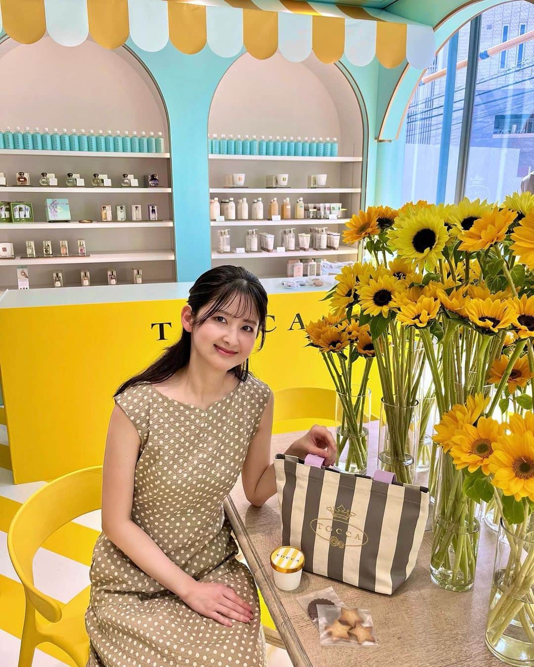 如月さえのインスタグラム：「( @kisaragi_sae )  『 Special Event @TOCCA STORE OMOTESANDO 』へ 行ってきました🤗🌻  今回もワンピースの試着を させていただきました👗  TOCCAのワンピースは、 柄のデザインも可愛いし スタイル良く見えるシルエットなので とても好きです🫶  ーーーーーーーーーーー TOCCA STORE 表参道では 4/29(土)~5/7(日)までの期間限定で バカンスシーズンを彩るCapsule Collectionのほか 限定商品・サービスをご用意いたします。  店内には『TOCCA HOTEL』をイメージした フォトブースが登場。  期間中ご購入頂いたお客様には TOCCAオリジナルアイスクリームを差し上げます。  バカンスシーズンをときめかせるひとときをぜひ TOCCA STORE表参道店でお過ごしください。 ( @tocca_japan より引用 )  #tocca #トッカ #tocca表参道店 #骨格ウェーブ #トッカストア表参道」