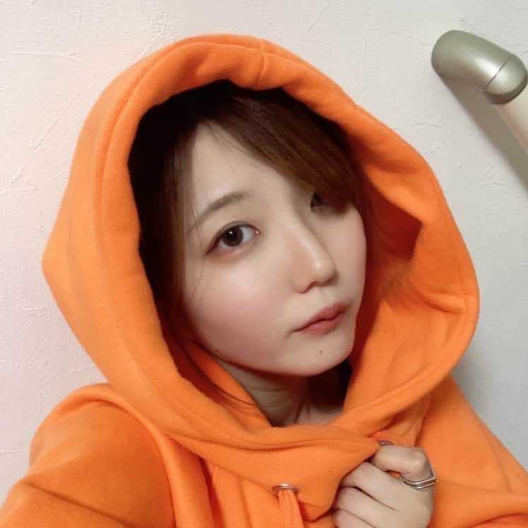 なすびのインスタグラム：「SHOPLISTでカラコンが買えるって知ってた？！  ちなみにこのカラコンはエンジェルカラーのグレージュ❕  ナチュラルに目が大きく見えるし派手すぎなくて可愛いんだ🥺  このカラコン SHOPLISTで買ったんだけど 他にもたくさん種類あったし、全アイテム20%OFF！！  しかも送料無料で、スピード便で注文したら2日くらいで届いたの！🥹  他にも色々みてみたけど、 値段とアイテム数からも SHOPLIST のカラコン オススメだよー❕🤍  #SHOPLIST #SHOPLIST購入品 #SHOPLISTカラコン」
