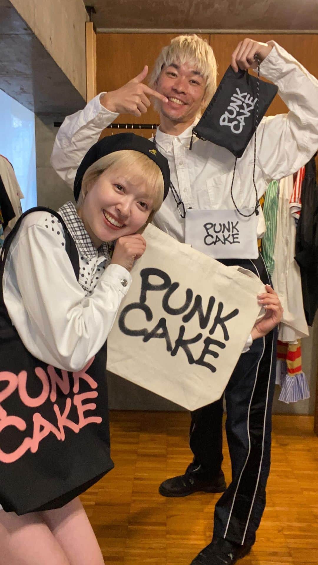 PUNK CAKEのインスタグラム：「明日からポップアップスタートです🌟 オリジナルのトートバッグとサコッシュもオンラインショップでも販売しますので是非ご覧下さい♬  日程/ 4.29(土)～5.7(日)  時間/ 13:00～20:00  場所/ 東京都目黒区鷹番3-4-10 2F」