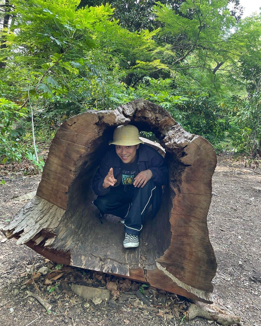 角舘健悟のインスタグラム：「こんにちは。 お元気してますか？角舘です。  明後日の4/30に有楽町はI'm a SHOWという新しいステージで弾き語りワンマンをします。春爛漫というイベントです。  去年の夏頃おこなったSeven Talks Tourとは雰囲気を変え、春の訪れを祝うイメージでセットリストを組みました。きっと晴々しい気持ちになると思っております。ぜひ遊びにきてください。  ギターも色々持っていこうと思ってます。ウーリツァはまだ迷ってる。新入生や新しい生活を迎えてる人たちも是非。ミュージシャンの方々も興味がありましたら、僕の表現を見てもらえたら嬉しいです。  それでは会場でお会いしましょう。 I'm a show...アイマショウ🤔」