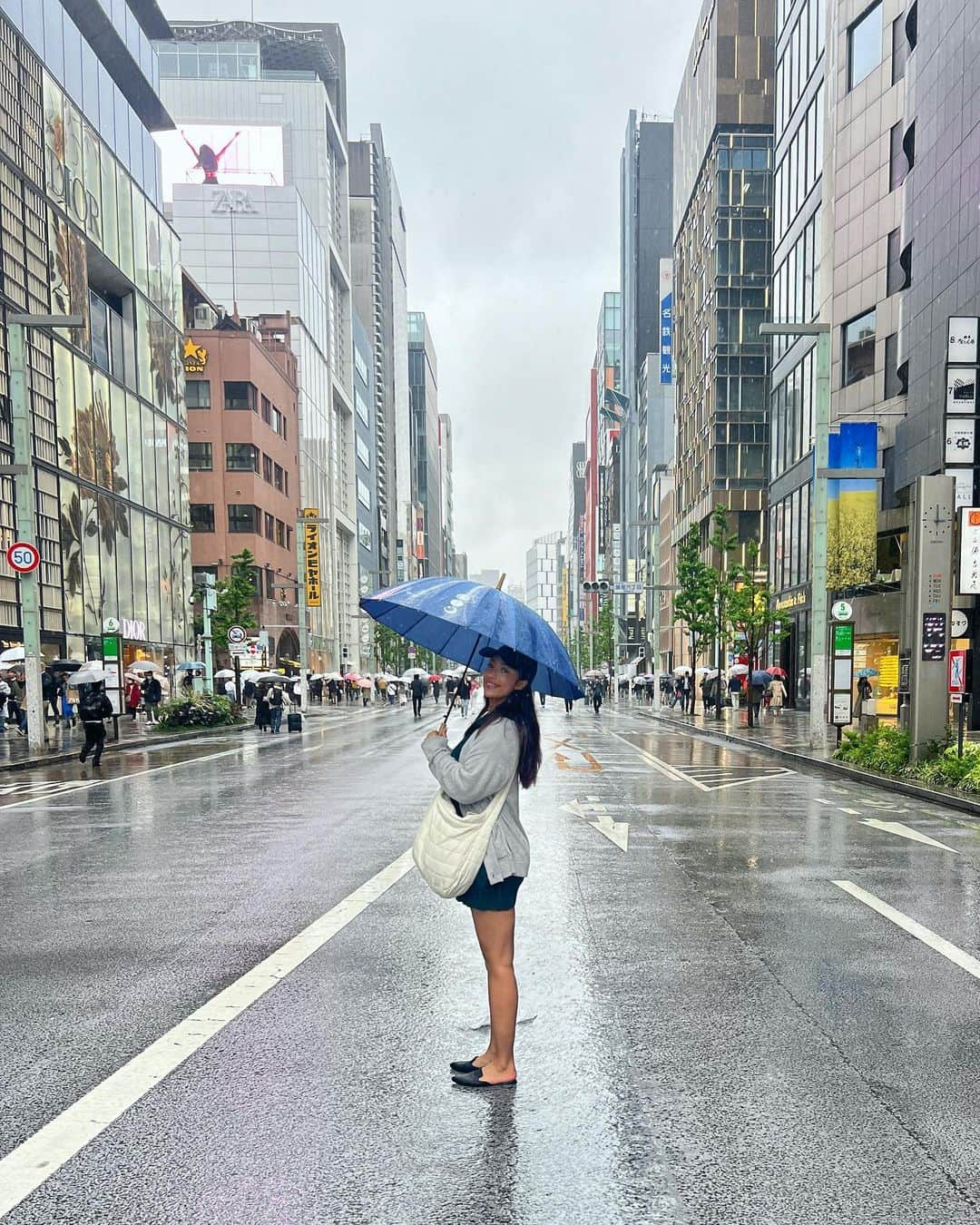 ユリサさんのインスタグラム写真 - (ユリサInstagram)「Tokyo Moments ⚡️  1. 新宿歌舞伎町タワー🌃 2.竹下ぴくちゃー🛍️ 3.クロス新宿ビジョンの3D広告🌐 4.初日の寝不足渋谷sky🌃 5.プリクラの進化に驚愕📸 6.一生だいすき宣言🫶 7. 雨の銀座歩行者天国☂️ 8.皇居でおすまし🏯 9.ベスティーと業務用スーパー🛒 10. やっぱこれで締めたい🗼  #tokyo #japan #trip #travel  #好きなところはいっぱい言える」4月28日 18時21分 - yurisa