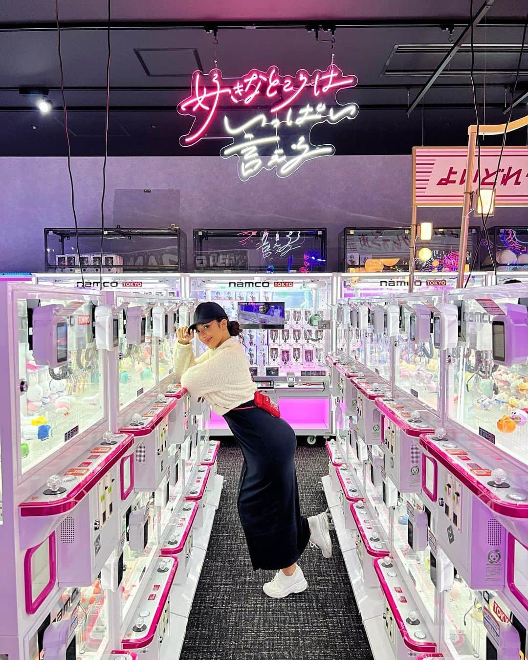 ユリサのインスタグラム：「Tokyo Moments ⚡️  1. 新宿歌舞伎町タワー🌃 2.竹下ぴくちゃー🛍️ 3.クロス新宿ビジョンの3D広告🌐 4.初日の寝不足渋谷sky🌃 5.プリクラの進化に驚愕📸 6.一生だいすき宣言🫶 7. 雨の銀座歩行者天国☂️ 8.皇居でおすまし🏯 9.ベスティーと業務用スーパー🛒 10. やっぱこれで締めたい🗼  #tokyo #japan #trip #travel  #好きなところはいっぱい言える」