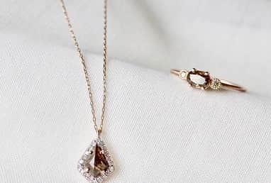 TOWAJEさんのインスタグラム写真 - (TOWAJEInstagram)「.  ブラウンダイヤモンドの楽しみ。  ダイヤモンドでありながら、 控えめで奥深い美しさを放っている。 それだけでも十分魅力的なブラウンダイヤモンドですが、 小さなメレダイヤをプラスすることで、 より一層ジュエリーとして輝きを増します。  ダイヤモンドシリーズのアクセントになっている ミル打ちは、それぞれミルタガネで入れていますが、　　 手打ちのためすべて同じミルサイズではなく、　 ダイヤの大きさにあわせており、やや洋彫りに近い ラウンドミルになっています。  ブラウンダイヤモンドは日常使いしやすい上質カジュアルな大人のダイヤモンドです。  1枚目.. Double Ring ブラウンダイヤモンド 　（Sold Out） 2枚目.. Inclusion ブラウンダイヤモンドネックレス　Trio Ring ブラウンダイヤモンドオーバル 3枚目.. Trio Ring ブラウンダイヤモンドスクエア 4枚目.. Trio Ring ブラウンダイヤモンドオーバル 5枚目.. Double Ringブラウンダイヤモンド& アコヤベビーパールリング　　（Sold Out） Double Ringブラウンダイヤモンド& アコヤバロックパールリング　  完売の商品もございますので、ご了承ください。  ..............................................  常設店 @drama_hpfrance_shinjuku  新宿店  ルミネ新宿店1  2F  @drama_hpfrance_isetan  伊勢丹新宿1F アクセサリー  @drama_hpfrance_yokohama  横浜店  ルミネ横浜 1F  ..............................................  #TOWAJE #Duoring #ブラウンダイヤモンドリング #ブラウンダイヤモンド #カラーダイヤモンドリング #ナチュラルダイヤモンド #ブラウンダイヤモンドジュエリー #カジュアルダイヤモンドリング #ダイヤモンドアクセサリー #トワエモアリング」4月28日 18時23分 - towaje