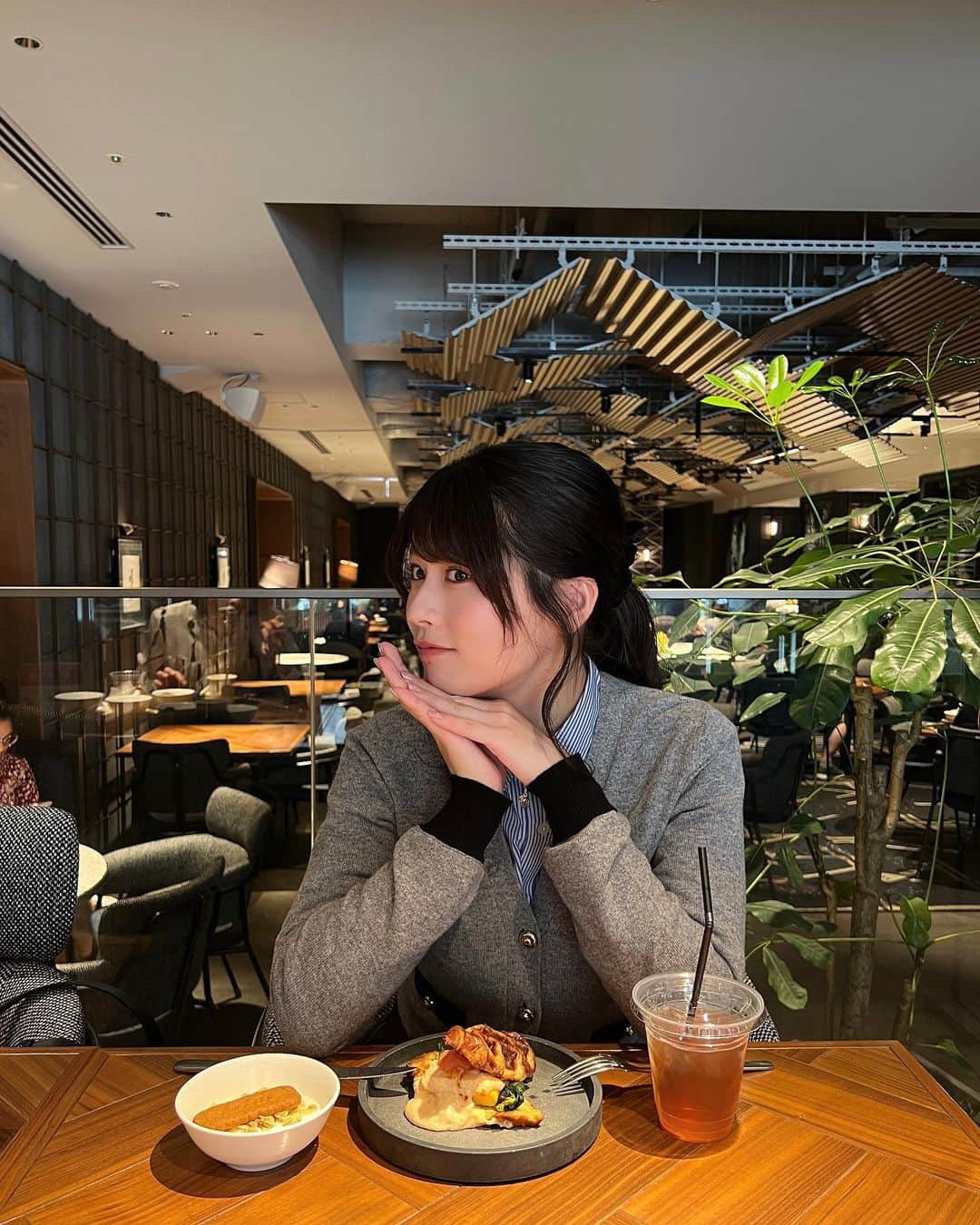 ちとせよしのさんのインスタグラム写真 - (ちとせよしのInstagram)「くすみブルーなホテルの色味が好みすぎた😆 ホテルの朝食ってなんかいいよね♡  #福岡旅行 #福岡ホテル #thelivelyhakatafukuoka」4月28日 18時32分 - chitose_yoshino