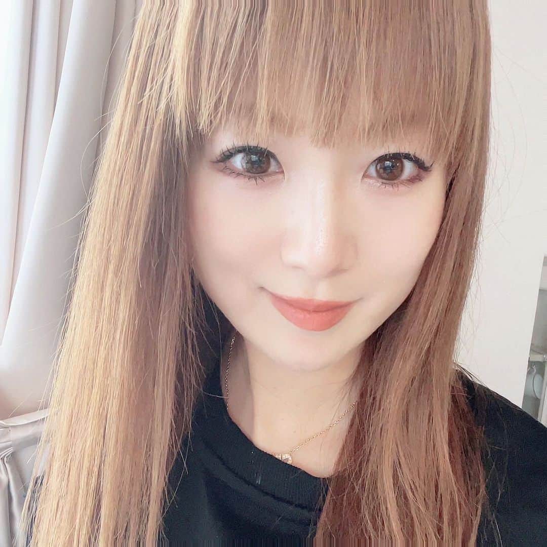 中島彩のインスタグラム：「まつげパーマ♡ @presea_nail_eyelash  くりんとしっかりカールで仕上げていただきました🫶🏻 ２枚目はあてた直後のノーメイク✨カールのおかげで目元ぱっちり✨ 次は根本からしっかりあげるデザインにしてみようかなぁ…😘  #まつげパーマ  #まつパ  #ヴィラドプレセア」