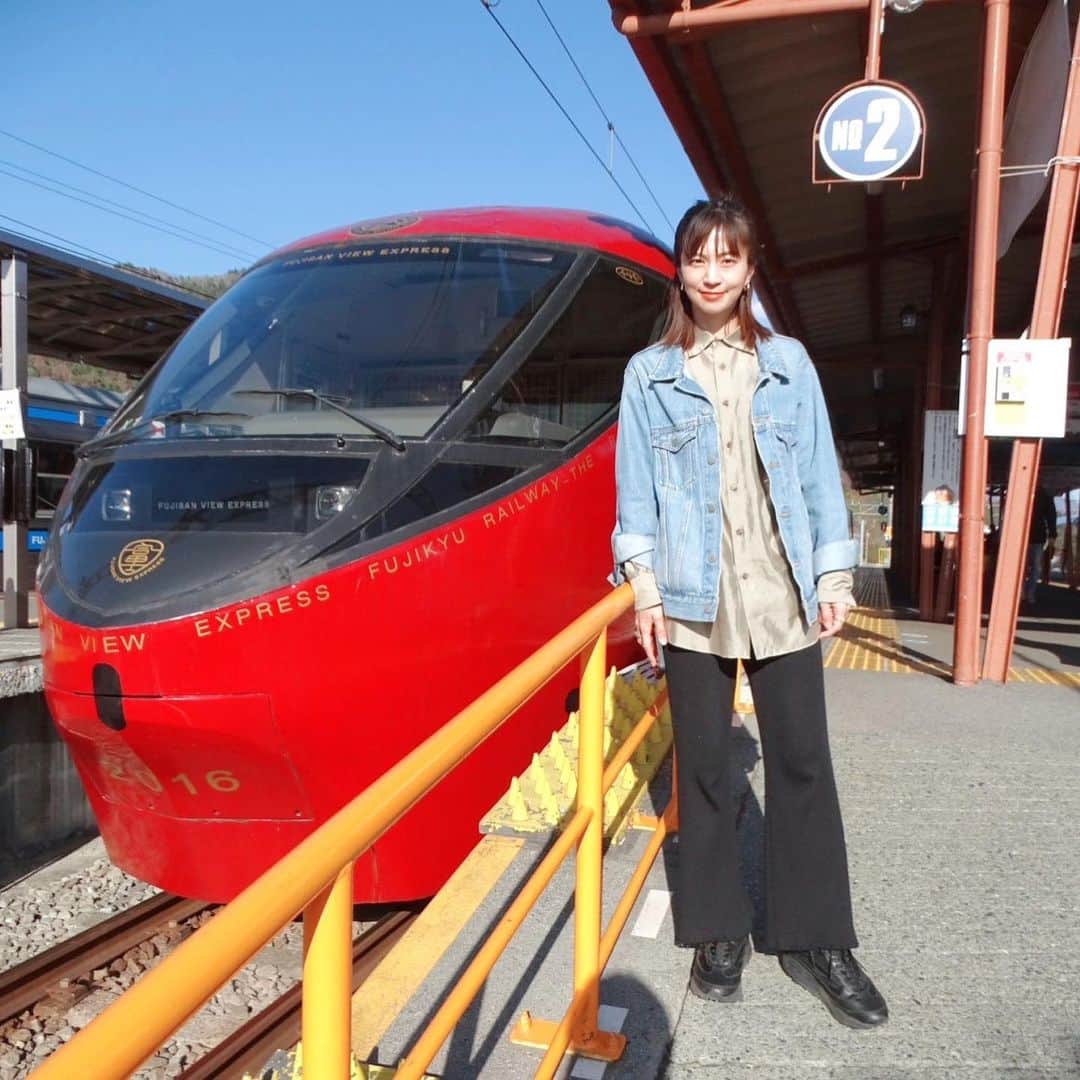安田美沙子さんのインスタグラム写真 - (安田美沙子Instagram)「NHKラジオ「鉄旅音旅」 親子で楽しめる鉄道🚃 ということで、山梨県、富士急行線に乗って来ました✨  ずーっと富士山を眺めながら乗る、ご利益ありそうな贅沢な列車🤍  スイーツが食べられる車両があったり、水戸岡鋭治さんデザインの列車に乗ったり。。。  トーマスや、富士急のトーマスランド！  子供じゃなく、わたしが☺️楽しませていただきましたー！  みんなに、お知らせしたい！ 富士山を眺めながら🗻行く鉄旅、ぜひお聞きください🤍  NHKラジオ 1回目 4月29日（土）午前10時05分～ 午前10時55分  2回目 5月6日（土）午前10時05分～ 午前10時55分  #富士山 #ラジオ #NHK #鉄旅音旅 #日本一 #富士山ゆるキャラのまね」4月28日 18時28分 - yasuda_misako
