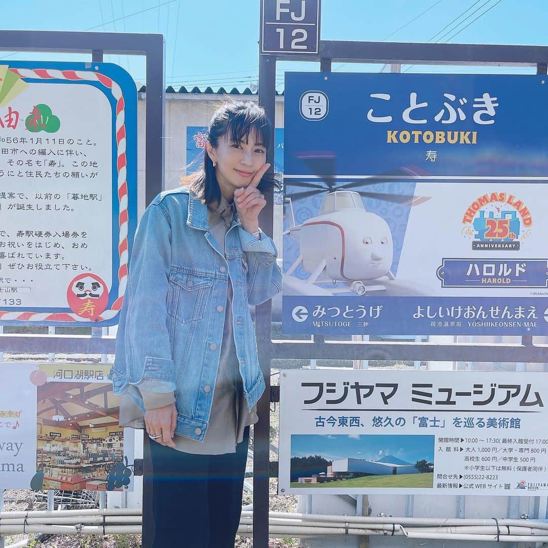 安田美沙子さんのインスタグラム写真 - (安田美沙子Instagram)「NHKラジオ「鉄旅音旅」 親子で楽しめる鉄道🚃 ということで、山梨県、富士急行線に乗って来ました✨  ずーっと富士山を眺めながら乗る、ご利益ありそうな贅沢な列車🤍  スイーツが食べられる車両があったり、水戸岡鋭治さんデザインの列車に乗ったり。。。  トーマスや、富士急のトーマスランド！  子供じゃなく、わたしが☺️楽しませていただきましたー！  みんなに、お知らせしたい！ 富士山を眺めながら🗻行く鉄旅、ぜひお聞きください🤍  NHKラジオ 1回目 4月29日（土）午前10時05分～ 午前10時55分  2回目 5月6日（土）午前10時05分～ 午前10時55分  #富士山 #ラジオ #NHK #鉄旅音旅 #日本一 #富士山ゆるキャラのまね」4月28日 18時28分 - yasuda_misako