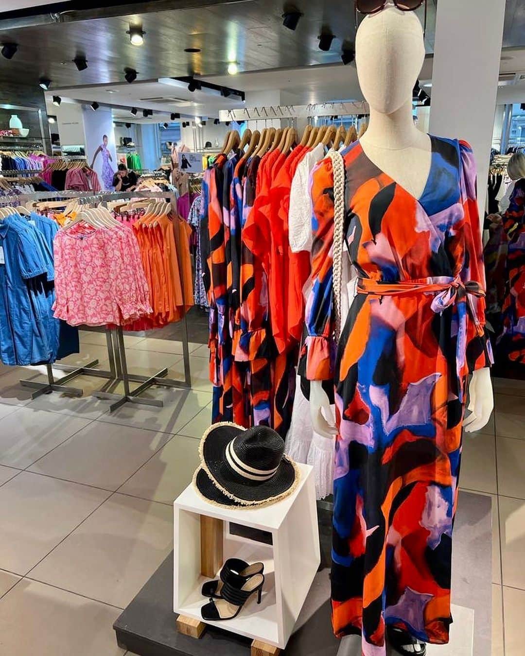 フレンチコネクションのインスタグラム：「Hello Glasgow 👋 Yesterday, we continued our SS23 road show at our Shopping & Style Event at our Glasgow store. Thank you to everyone who attended throughout the evening - it was a great event 🥂 If you couldn't make it, here's a round-up of our event...  It was an evening of complimentary cocktails from @octoberglasgow, pop-up beauty stations with manicures by @nafsalon, hair styling by @nineteenglasgow1 & Facemapping by @dermalogicauk and of course, some new season retail therapy ✨✨  A huge thank you to @askmummyanddaddy, @faithinnature_uk, @dermalogicauk, @drinknice & @hippeas_snacks_uk for our lovely goody bag treats 🛍️」