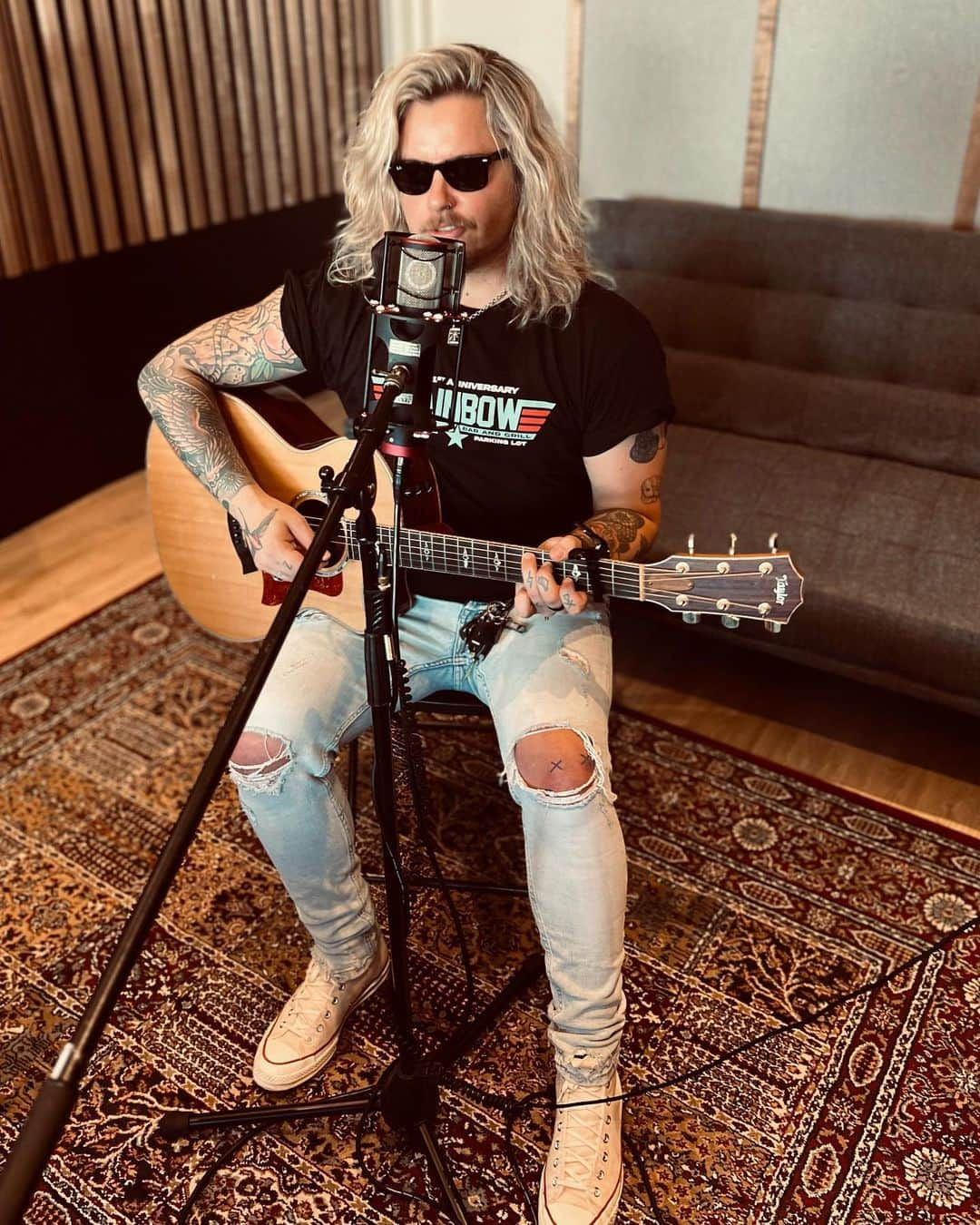 アーチー・クルーズのインスタグラム：「Studio time 🎼 Have a great f’n weekend everyone! ☢️ And everybody in Finland, Hyvää Vappua! 🎉💥🇫🇮」