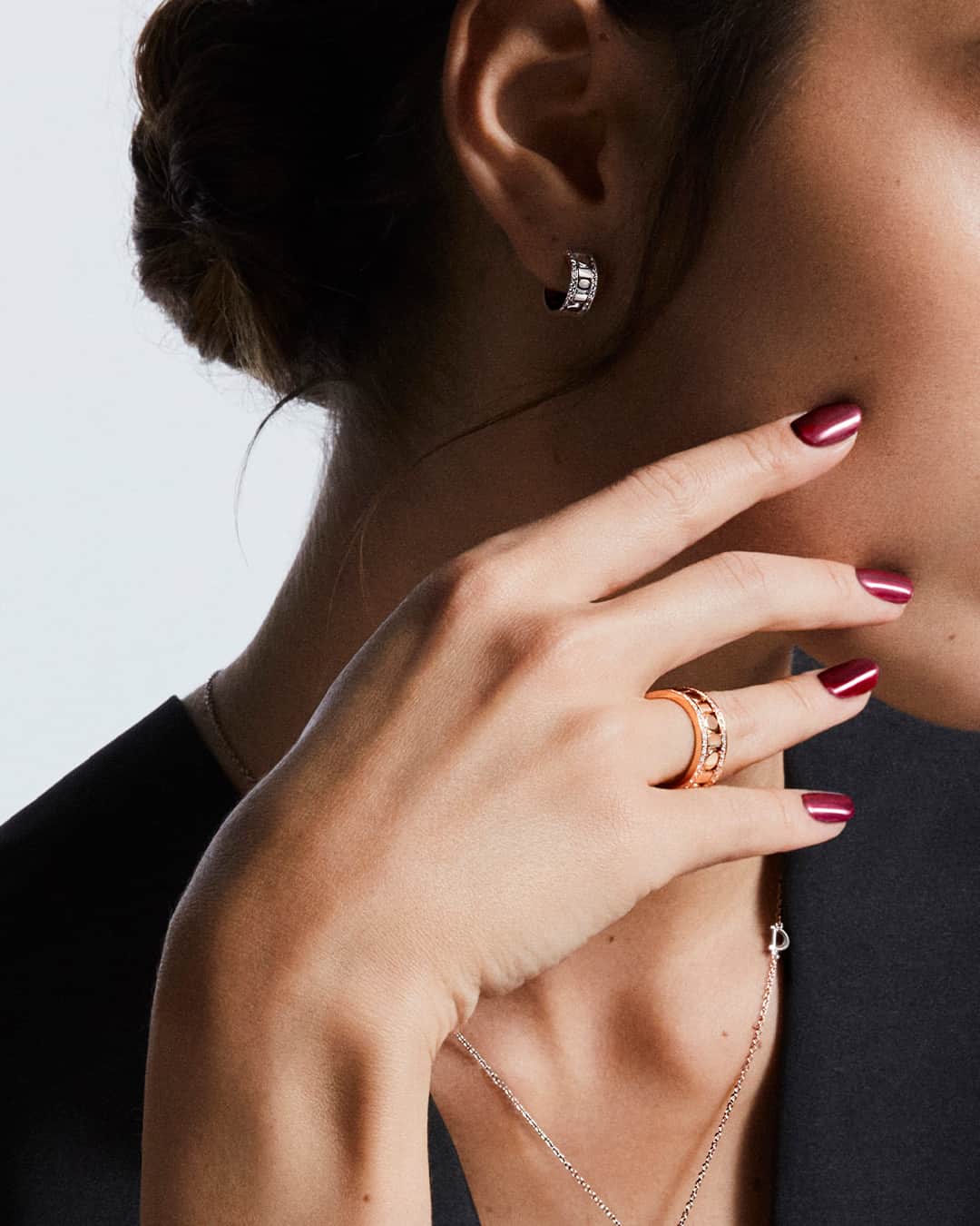 ダミアーニのインスタグラム：「All eyes on them.  #DamianiBelleEpoqueReel in pink gold and diamonds. For trendsetters only.   #TastetheItalianExcellence #Damiani #Handmade #MadeInItaly」