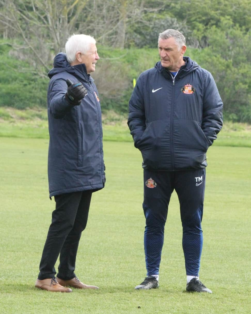 サンダーランドAFCさんのインスタグラム写真 - (サンダーランドAFCInstagram)「A true #SAFC legend 🔴🧤  Great to see you, Jimmy 🥰」4月28日 18時31分 - sunderlandafcofficial