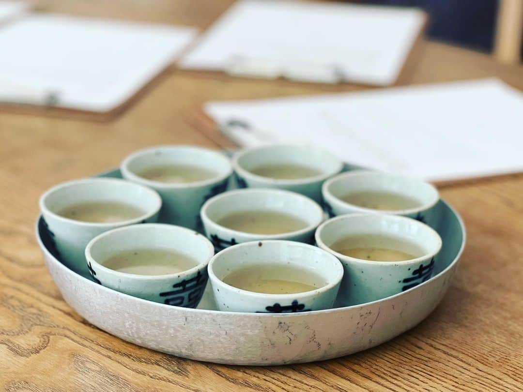 奥貫薫さんのインスタグラム写真 - (奥貫薫Instagram)「.  誰かに淹れてもらうお茶って みんなで食べるごはんって どうしてこんなに美味しいのかしら  料理研究家の植松良枝さんのご自宅で @uematsuyoshie  旬の野菜を使ったお料理を教わりながらの、春の食事会  さいごのデザートは ギフトコンシェルジュの桂子さん @k.uraji  が持ってきてくださった カレン・ソウさん作の @calenso0707  美しいジュレ  幸せな緑色の午後でした」4月28日 18時31分 - kaoru_okunuki