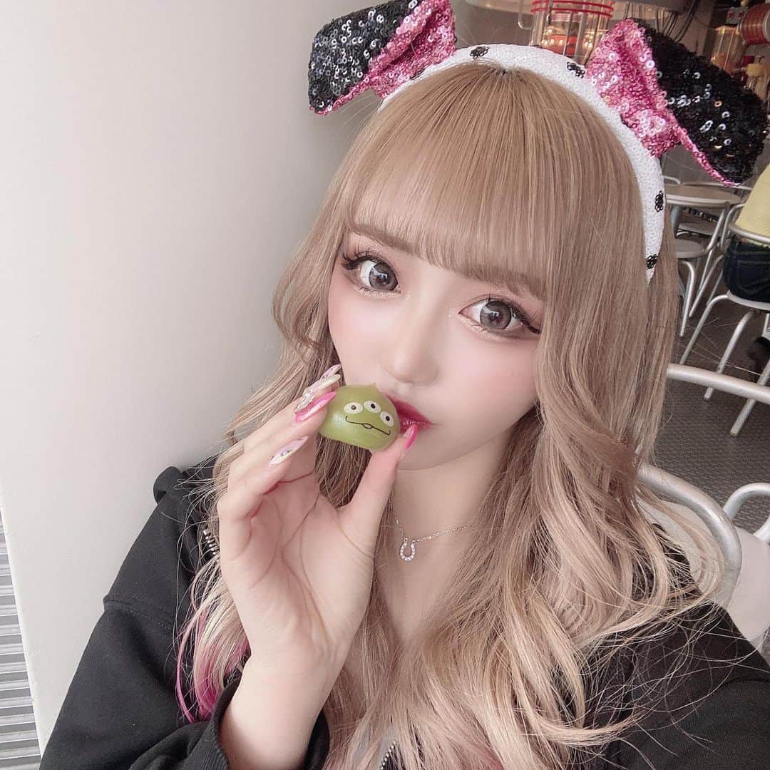 りせりさんのインスタグラム写真 - (りせりInstagram)「💖🐭 人生初ディズニー 🏰💖 ⁡ ⁡ ⁡ 20年生きてて初めてのディズニー✨️ 初めてやからランド行ってきたよ🥹💗 ⁡ 初めてをeggの仲良しメンバー＋みくちゃんで行けたのほんまに嬉しい🫶  念願のリトルグリーンマンでインスタ映えも出来たし😂 ⁡ いっぱい案内してくれていっぱい乗り物乗れた✨ 大好きなプーさんのアトラクションかわいかた🧸 ⁡ 花火は中止になっちゃったから次は絶対みたい😤 ⁡ ⁡ ⁡ #ギャル #ディズニーランド #お揃い @rsr_0717  #ギャル #ディズニーランド #お揃い #101匹わんちゃん #コーディネート #ペアルック #カチューシャ #可愛い #楽しい #初めて #お洒落 #友達 #人生初 #リトルグリーンマン #gal #disneyland #coordinate #pairlook #katyusha #cute #enjoy #friend #littlegreenman #instagram #instagood #instagay」4月28日 18時35分 - rsr_0717