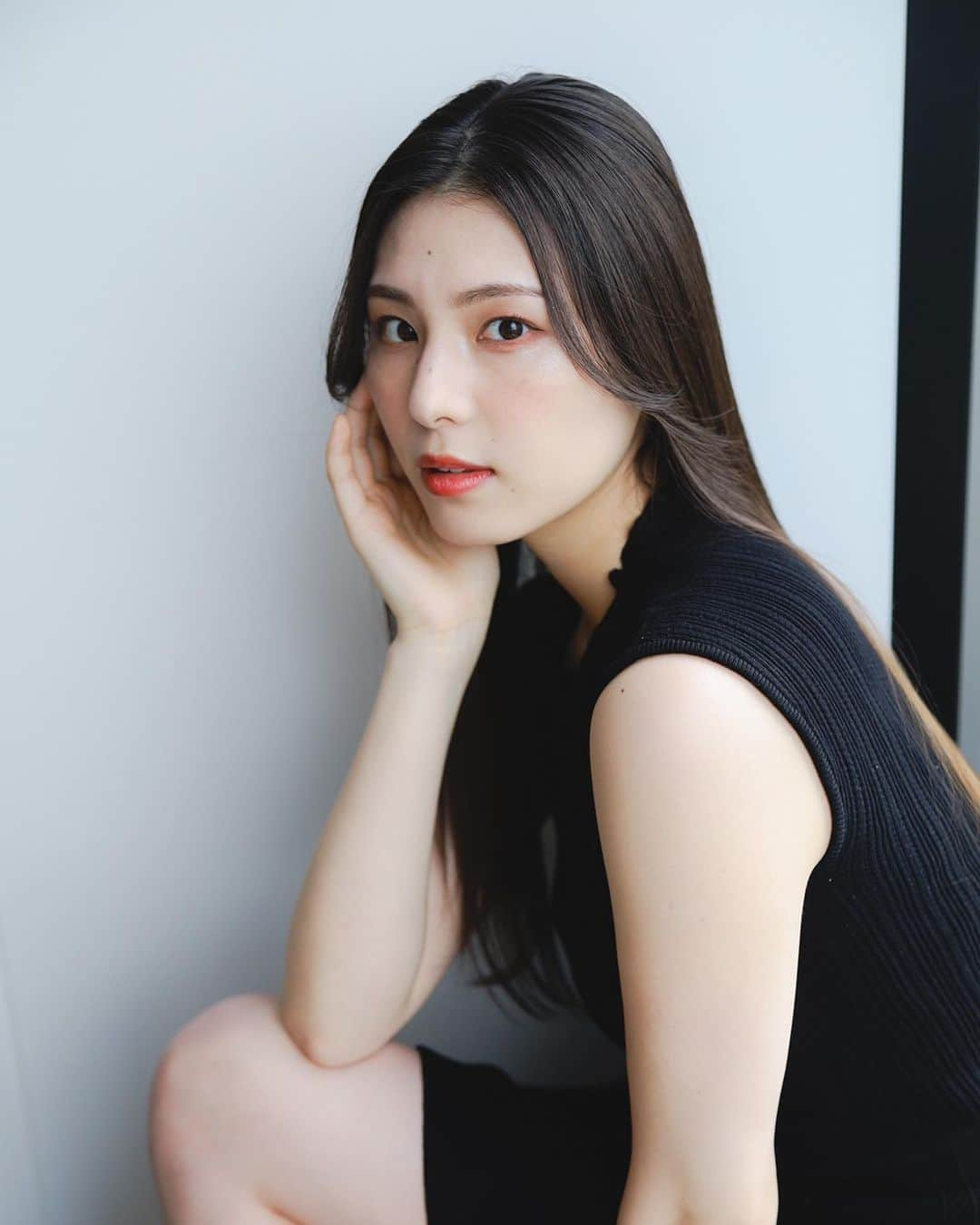 相楽伊織さんのインスタグラム写真 - (相楽伊織Instagram)「☯️  クールとかあまり笑わなそうとか言われますが、 よく笑います☺︎  #思い出し笑いも多いです  #1人で笑ってることもよくあります   @erika__hairmake  この写真はクールめです🐈‍⬛  #ポートレイト #portrait」4月28日 18時39分 - _iorisagara264_